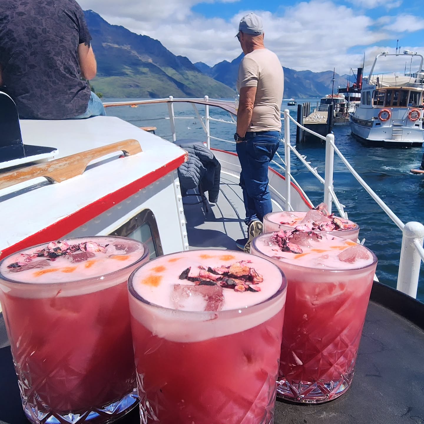 🍹Time for a cocktail!🍹
Finish off the weekend in style with our Blackberry Jam Sour! Perfectly crafted to make your Sunday evening a memorable one ✨️