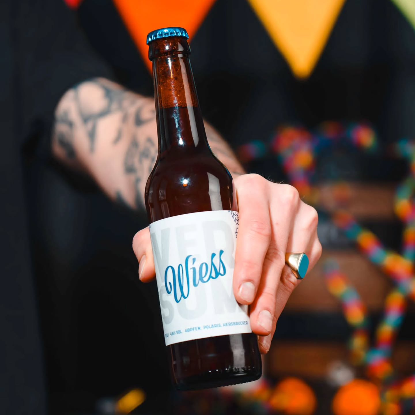 🎉Leeve Jecke🎉
Fastelovend stonn vor de Dür!
Egal wat ihr an Karneval vor hätt, för e lecker VerSum Wiess oder VerSum Amber Ale is fast jede Ört un fast jede Zick perfekt.
Mir wünschn all Jecke e jode 5. Jahreszeit! 🍻🖤🍻
Euer VerSum-Team