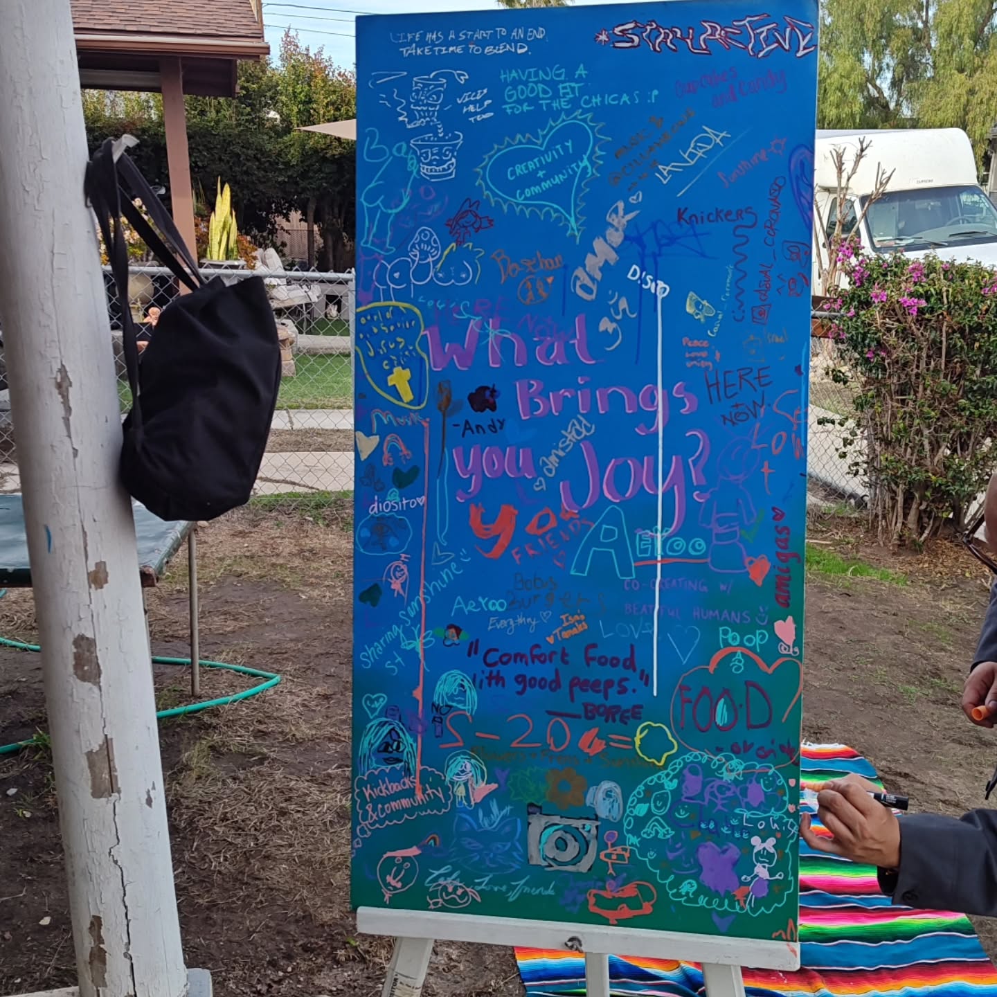 All we know is that art comes in many shapes and sizes, just like our individuality.
#artistsupport
#artiscommunity
#artischange
#artisgood
@ah_lee_luh
@sdbooksthrubars
@lambdaarchives
@streetartmujam