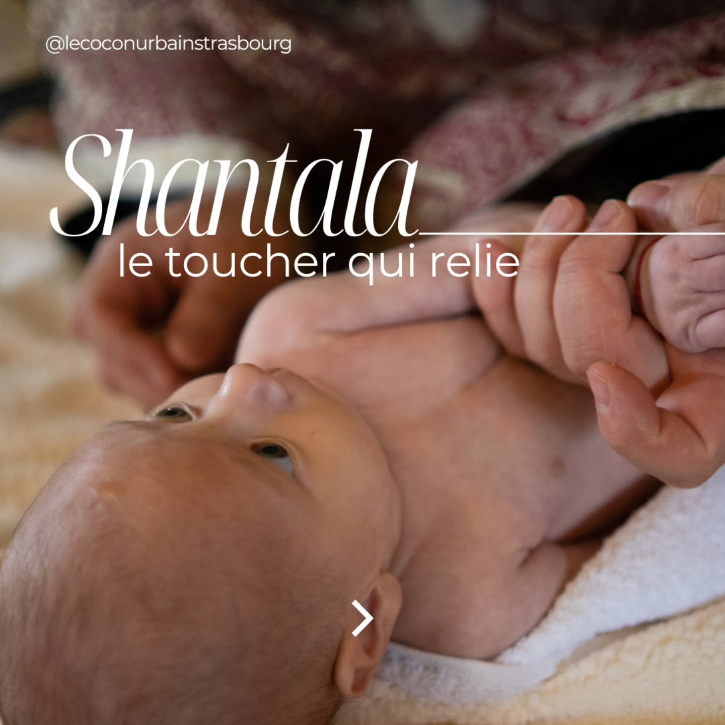 ✨ Shantala, le toucher qui relie ✨
Ce matin, je me replonge dans le magnifique ouvrage de Frédérick Leboyer, Shantala, un art traditionnel, le massage des enfants. Plus qu’un simple livre, c’est une ode à la maternité, à ce lien puissant et sacré qui unit une mère et son bébé.
Il y est question de voyage, de douleur, d’état de grâce… De cette transition bouleversante entre l’intérieur et l’extérieur. Pendant neuf mois, bébé a été bercé, nourri, réchauffé, en sécurité dans le ventre maternel. Puis vient la naissance, ce passage où tout change. Le bruit, la lumière, l’air sur la peau, l’espace… Autant de sensations nouvelles qui peuvent parfois laisser place à un profond sentiment d’isolement.
Et pourtant, ce que bébé cherche, c’est retrouver ce qu’il a connu : la chaleur, le contact, la douceur…
💛 Le massage Shantala, cet art ancestral indien, est une réponse à ce besoin fondamental. Il prolonge cette continuité sensorielle, il enveloppe, il rassure, il nourrit autrement.
Un bébé massé est un bébé serein, sécure, connecté.
👐 Envie de vivre cette expérience et d’apprendre ces gestes ancestraux ? Je propose des ateliers pour vous guider dans cet art du toucher et vous permettre d’offrir à votre bébé ce précieux moment de connexion.
📩 Contactez-moi pour plus d’infos !
#Shantala #MassageBébé #LienMamanBébé #ParentageProximal #ToucherBienveillant #maman #maternite #massage #parentalite #grossesse #postpartum #accouchement #liendattachement