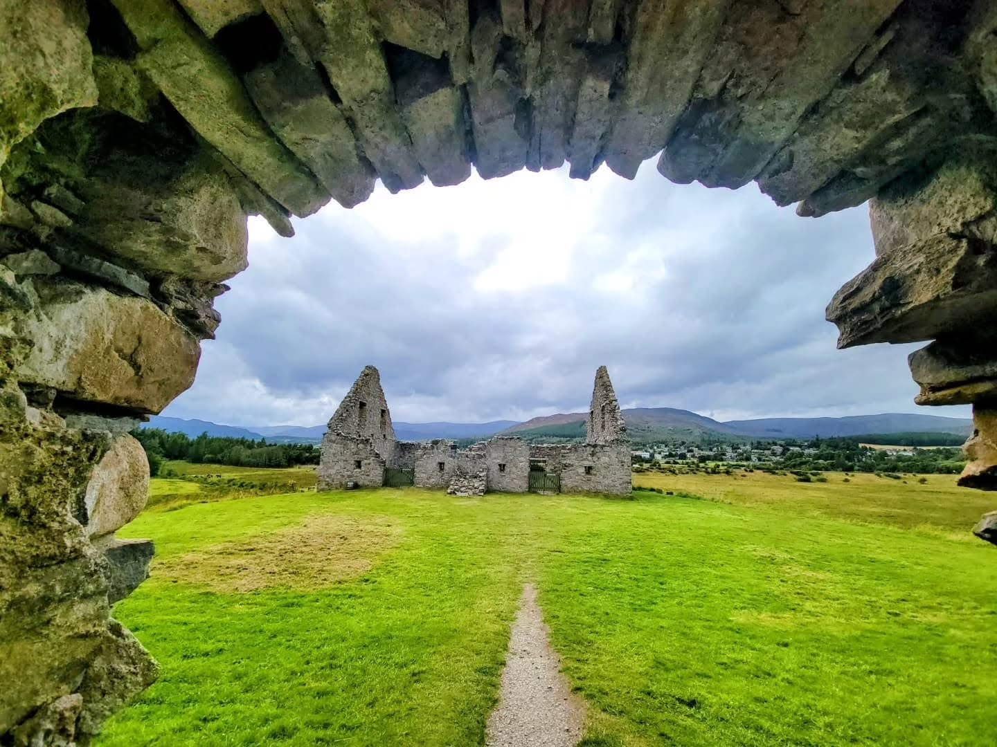 Thinking of visiting Scotland? Expect jaw-dropping landscapes, historic castles, and weather that keeps you on your toes. Read our latest blog post for tips, must-sees, and why you should always pack a rain coat. ☔🏰
.
.
.
.
.
#travel #twogirlsgetaway #travelblogger #scotland #scotlandtravel #Edinburgh #iamtb #wearetravelgirls #wonderful_places #sheisnotlost #traveladvisor #gltlove #girlswhotravel #glt