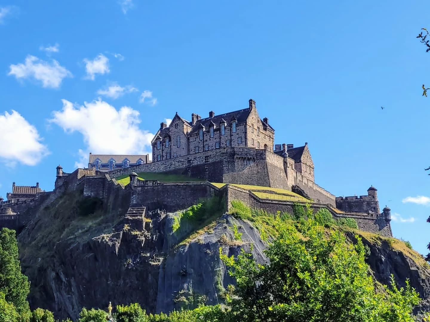 Thinking of visiting Scotland? Expect jaw-dropping landscapes, historic castles, and weather that keeps you on your toes. Read our latest blog post for tips, must-sees, and why you should always pack a rain coat. ☔🏰
.
.
.
.
.
#travel #twogirlsgetaway #travelblogger #scotland #scotlandtravel #Edinburgh #iamtb #wearetravelgirls #wonderful_places #sheisnotlost #traveladvisor #gltlove #girlswhotravel #glt