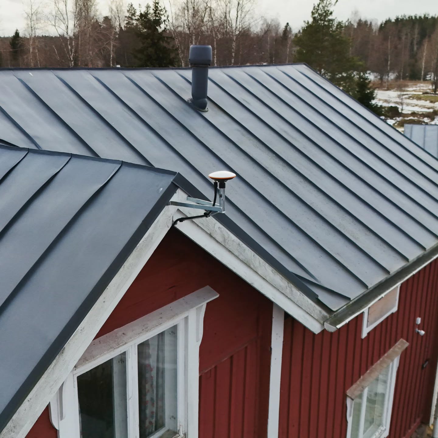 EFIX F-Net PRO tukiasema AT312 antennilla on kustannustehokas huippuluokan ratkaisu, jolla katat vaikka koko kylän RTK tarkennus tarpeen. Oma tukiasema tuo toimintavarmuutta ja taattua tarkkuutta, niin maatalouden kuin koneohjauksen tarpeisiin, jopa 50 kilometrin säteellä.
#efix #efixag #agronav #maatalous #koneurakointi #koneohjaus