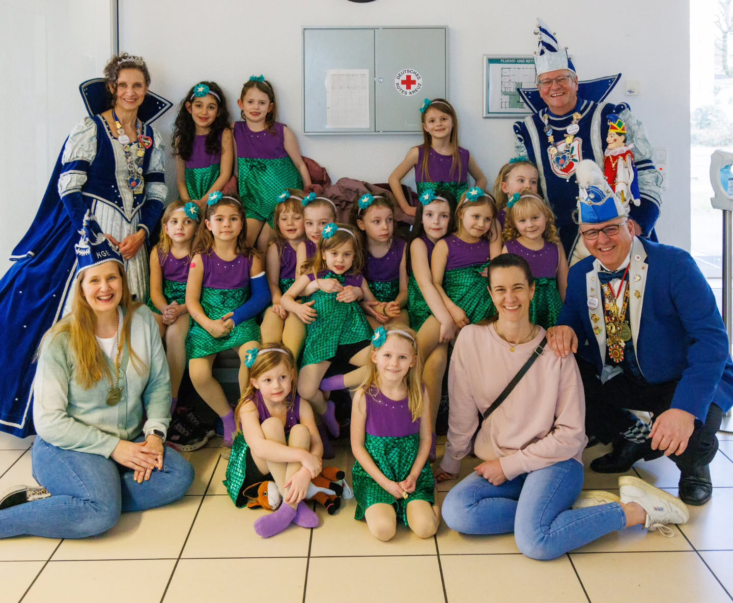 Karnevals-Feeling pur! Unsere Senior:innen im DRK Senioren-Zentrum Egelsbach wurden von der KGE mit einem tollen Besuch überrascht. Prinzenpaar, fetzige Tanzeinlage der "FireChicks" und leckere Kreppel – was will man mehr? Danke für den Applaus und den liebevollen Empfang!!