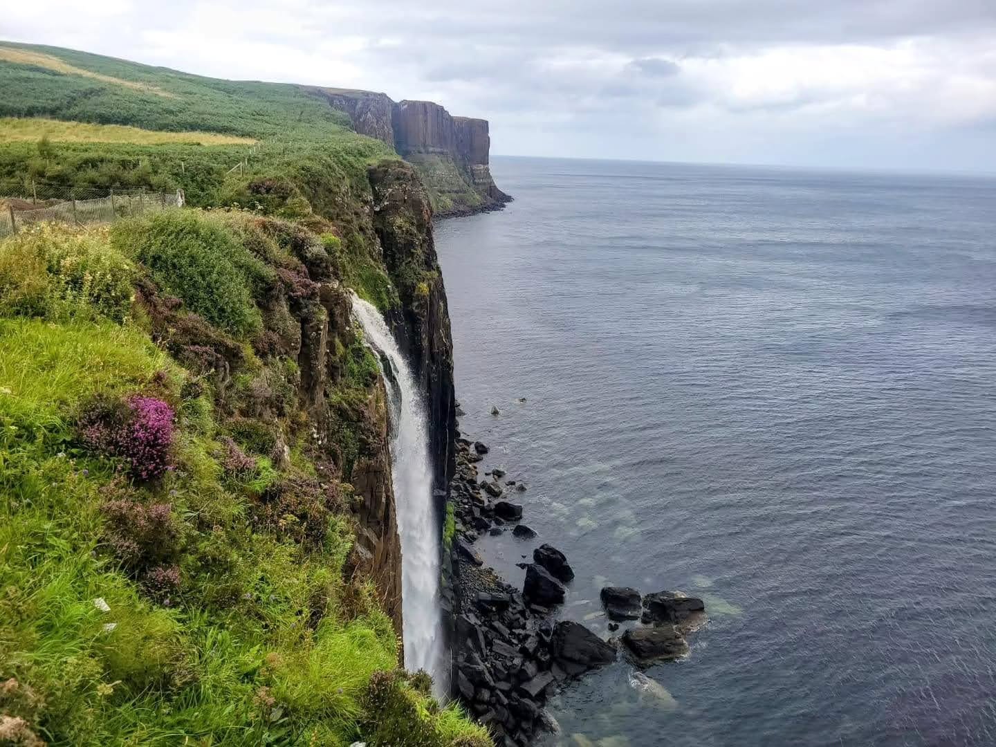 Thinking of visiting Scotland? Expect jaw-dropping landscapes, historic castles, and weather that keeps you on your toes. Read our latest blog post for tips, must-sees, and why you should always pack a rain coat. ☔🏰
.
.
.
.
.
#travel #twogirlsgetaway #travelblogger #scotland #scotlandtravel #Edinburgh #iamtb #wearetravelgirls #wonderful_places #sheisnotlost #traveladvisor #gltlove #girlswhotravel #glt