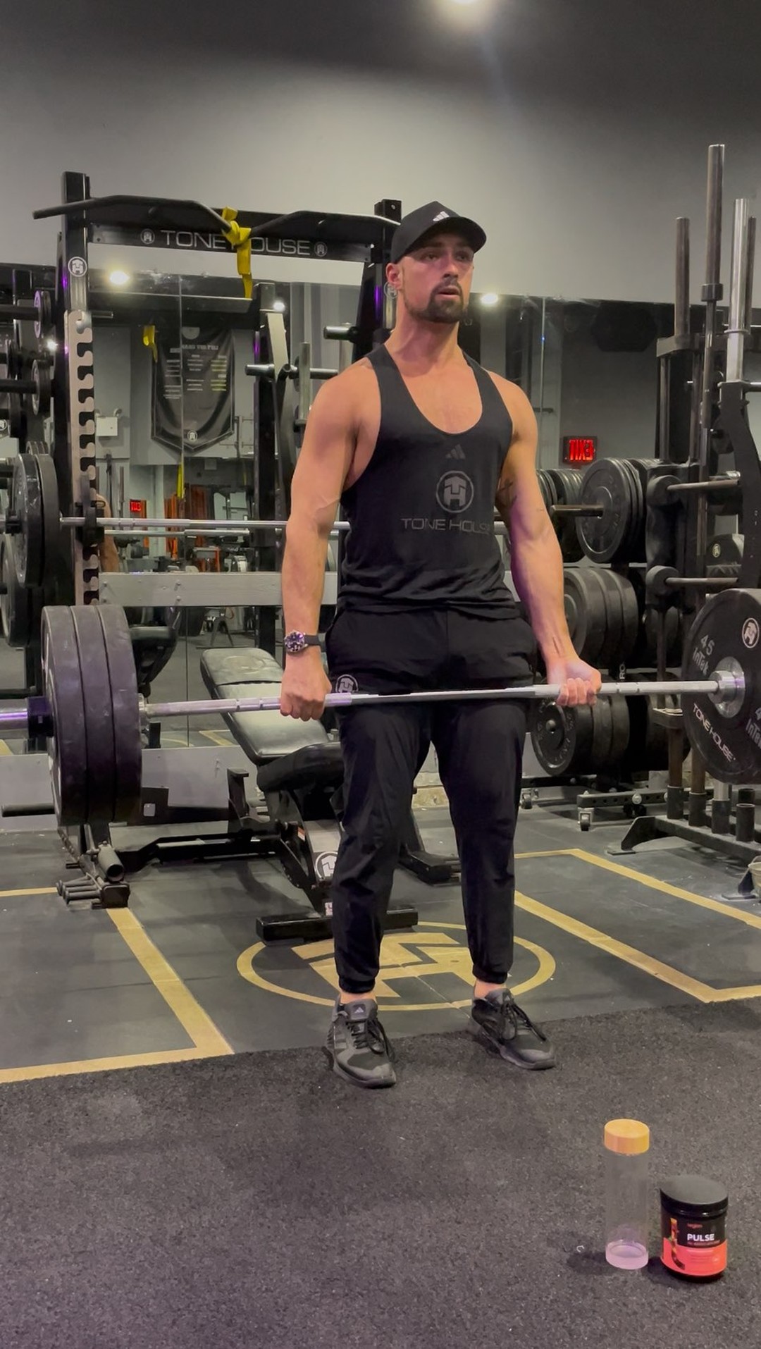 Only 25 minutes between classes…NO PROBLEM!
Been cutting a lot of calories and weight recently, but working on maintaining my strength during the process. Been a long time since I’ve done Romanian Deadlifts, so 315 felt heavy today!
💪🏽Incline Bench: 8 Reps (185lbs)
🏋🏽♂️Deadlift: 8 reps (315lbs)
💥4 SETS
🕺🏽 Dance moves between sets
#strengthtraining #tonehouse #unleashyourinnerathlete #adidas #legionsupplements #athlete #adidasathlete #deadlifts #benchpress