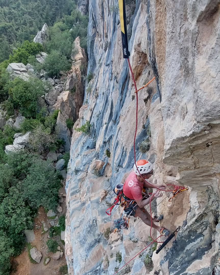 @muminkarabas Çitdibinde fantastik yeni hatları boltlarken. Takipte kalın...
Photo 📸 : @volkiboy
Special thanks to our main sponsor @yuksekteguvenli
@petzl_official
@yuksekisler
#climbing #climbinginspiration #climbinglife
#rockclimbing #climbinglovers
#sportclimbing #climbingworldwide
#bolting #rebolting #routesetting
#routesetter #routemaintenance #climbingcrag #newroute#newcrag
#geyikbayırı #geyikbayiri #çitdibi #olympos #ısparta #antalya #turkey