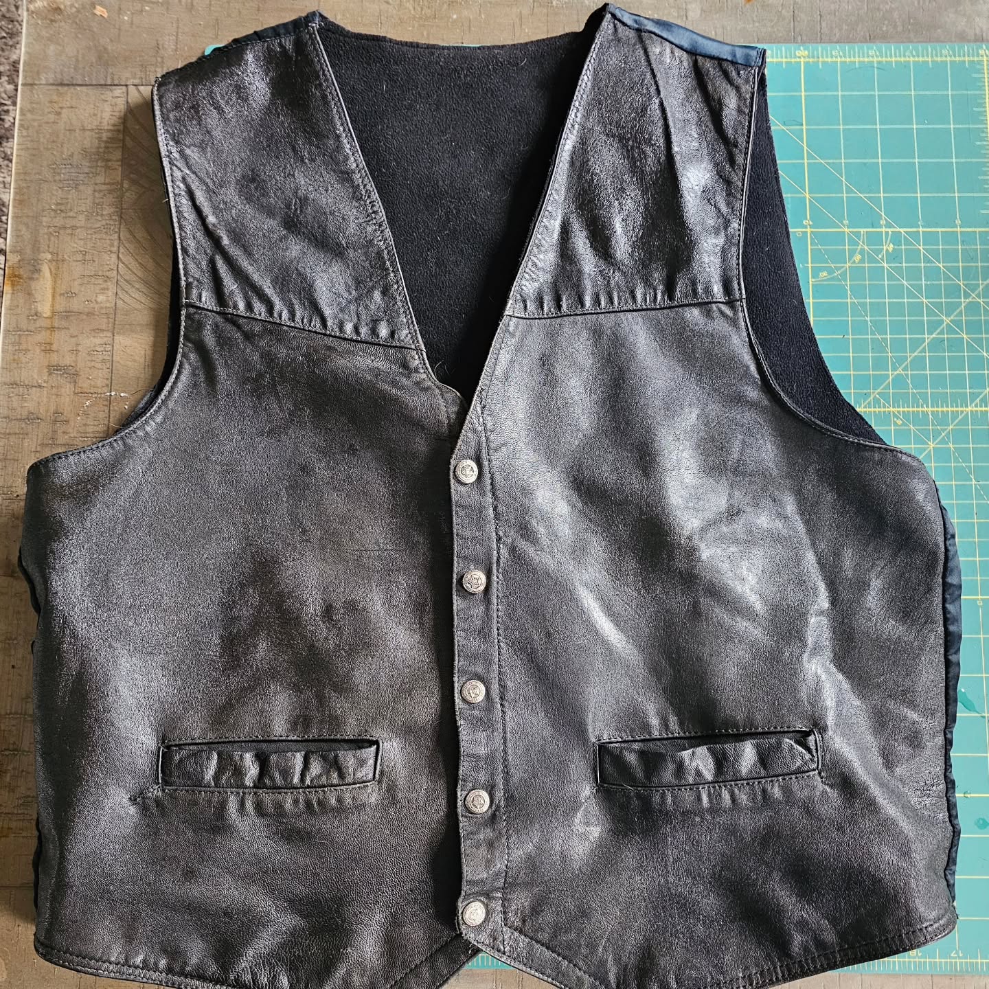 Vest pocket repair and snap repair.
#customleathersplus #leatherwork #leatherrepair