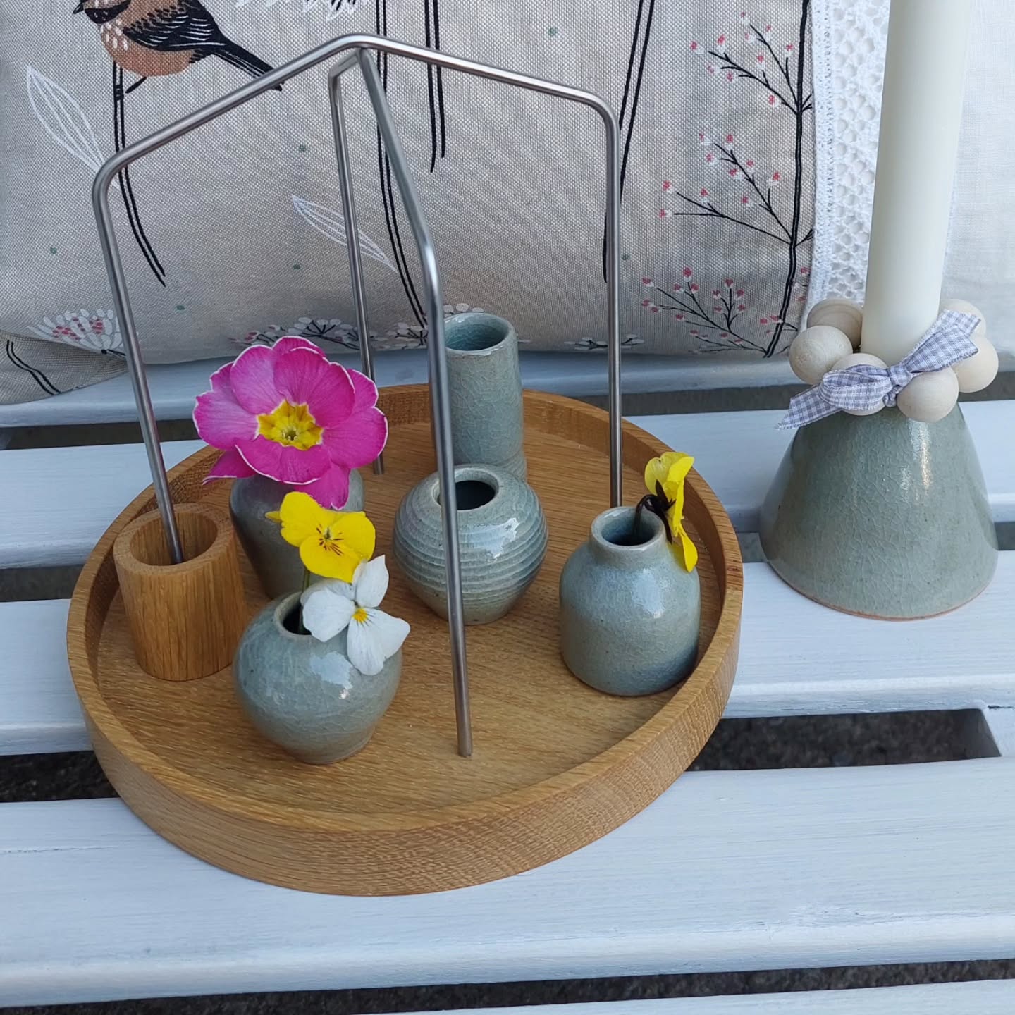 Jedes Stück ein kleines Glück.
Die neuen Miniväseli von @lavabolavabelle können auch als Kerzenständer genutzt werden. Einzeln oder als Grüppchen eine Augenweide. Hier arangiert auf dem Tischdiener von Fidea mit einzelnen Blümchen bestückt ein Farbtupfer auf jedem Tisch.
Die Seifenschalen habe ich in 3 Farben und kann ich mir auch auf dem Tisch vorstellen mit Butter drauf. Ich bin ja immer zu haben für "mehrfachnutzung".
#klwinefreuden #keramikfürdenalltag