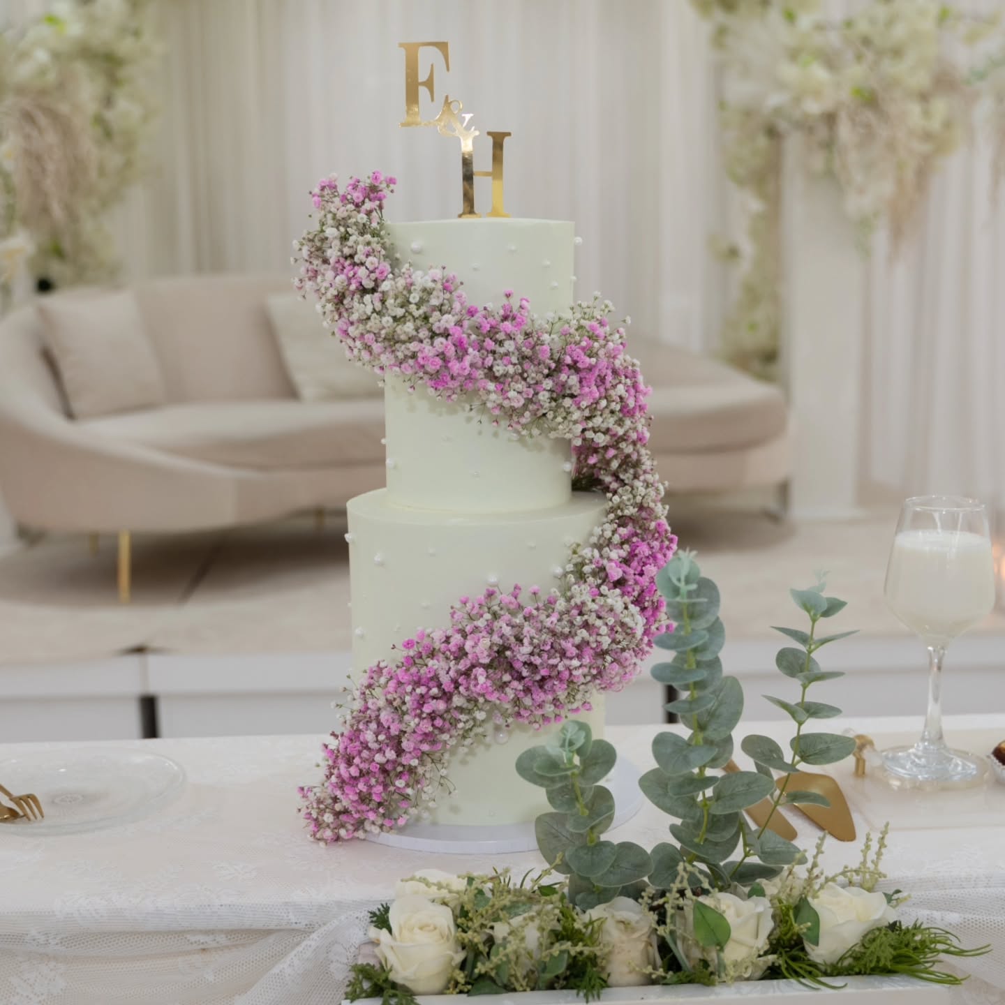 Deze taart was voor één van mijn trouwste klanten. Zo blij dat ik haar bruidstaart mocht maken! Nog een hele dikke proficiat Eva en Hamza! #weddingcake #bridesofinstagram #CustomCake #LuxuryCakes #CakeArt #SweetMoments #ButtercreamCake #CakesOfInstagram #ElegantCakes #taart #bruidstaart #CelebrationVibes #gateaux #cakedesign #cakedecorator #Antwerpen #Sint-Niklaas #Beveren #bkz