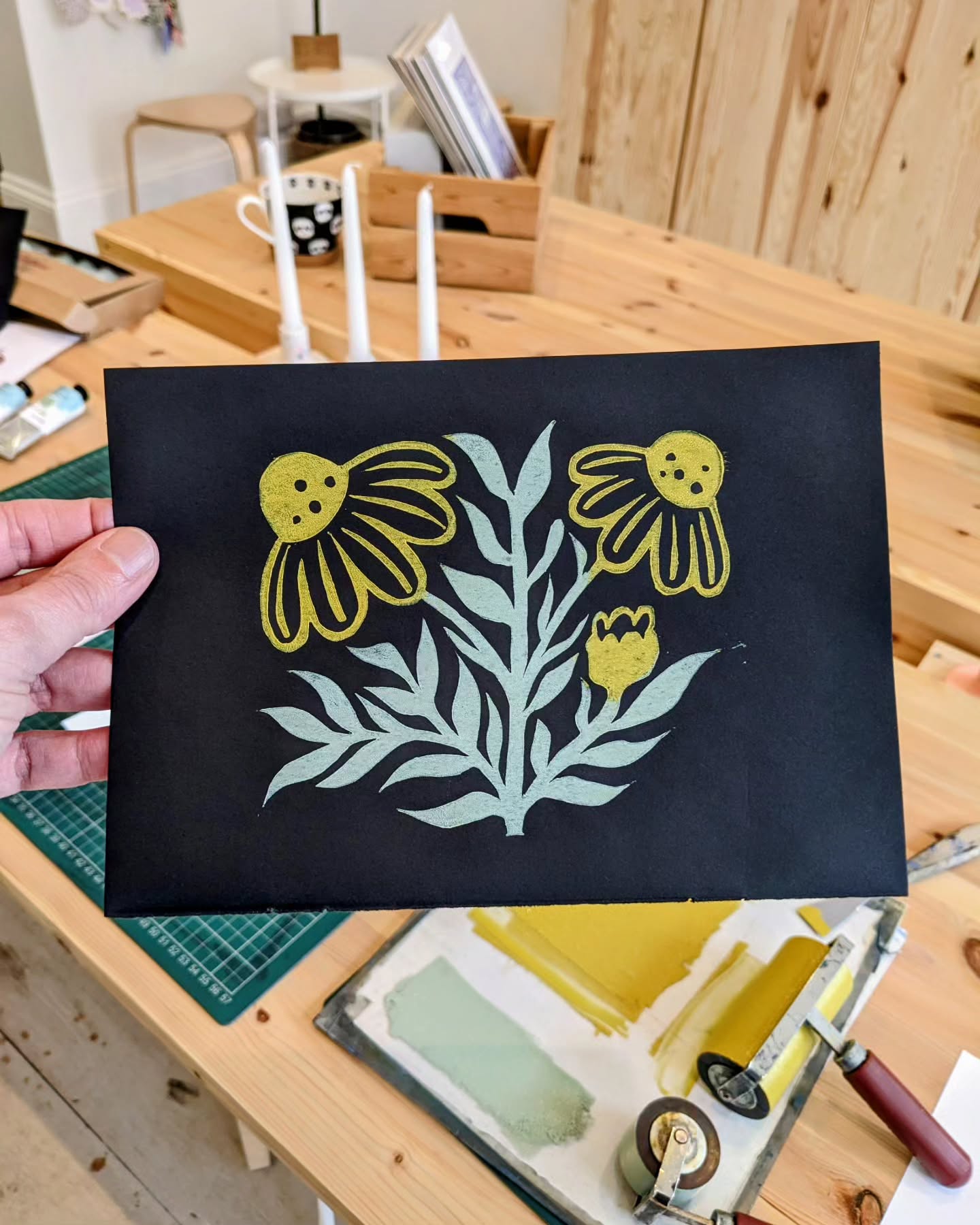 I had some ink leftovers from the first layer of the flower girl so I decided to use it in this old block. Almost Spring!!
.
.
.
#floralprint #natureinspired #handprinted #printmaking #printmakingart #printingprocess #flowers #spring #inkleftovers #nowaste