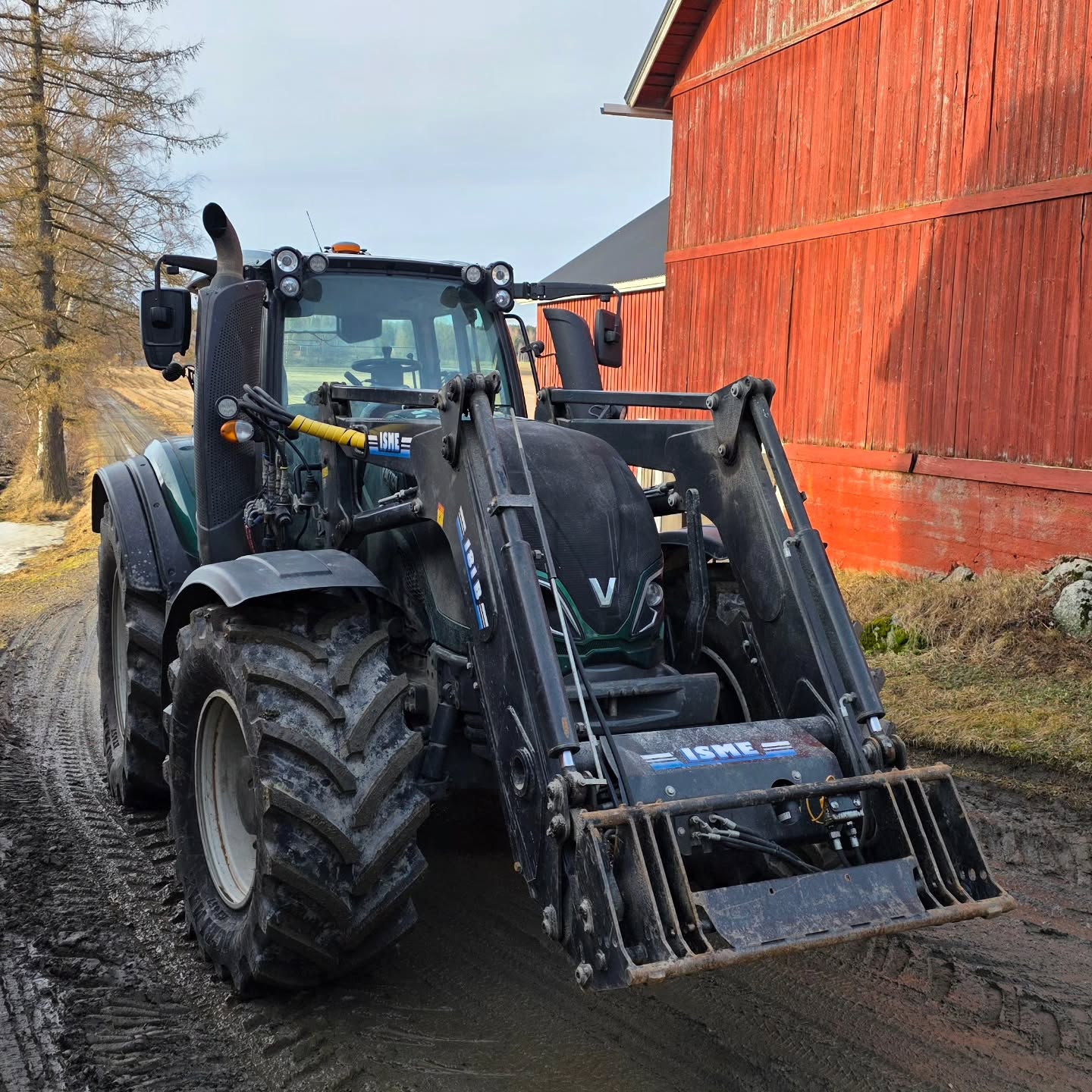 Tällä viiikolla toimitimme Pälkäneelle kolme EFIX eSteer 10 automaattiohjausta! Tässä niistä yksi, joka asennettiin Valtra T174 Versuun. Pälkäneelle on muodostunut vahva EFIX kanta, kiitos luottamuksesta! 🤩
#efixag #agronav #automaattiohjaus #valtra