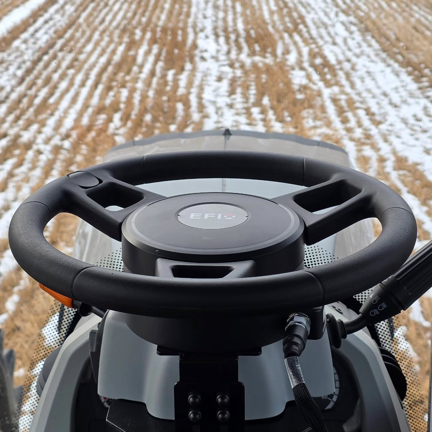 EFIX eSteer 20 MAXiin saa halutessaan myös pienemmän, 360 mm halkaisijalla olevan ohjauspyörän. Ohjauspyörässä on paikka myös urakkanupille. Tyylikäs eikö vain? 🤩
#efixag #agronav #automaattiohjaus #täsmäviljely