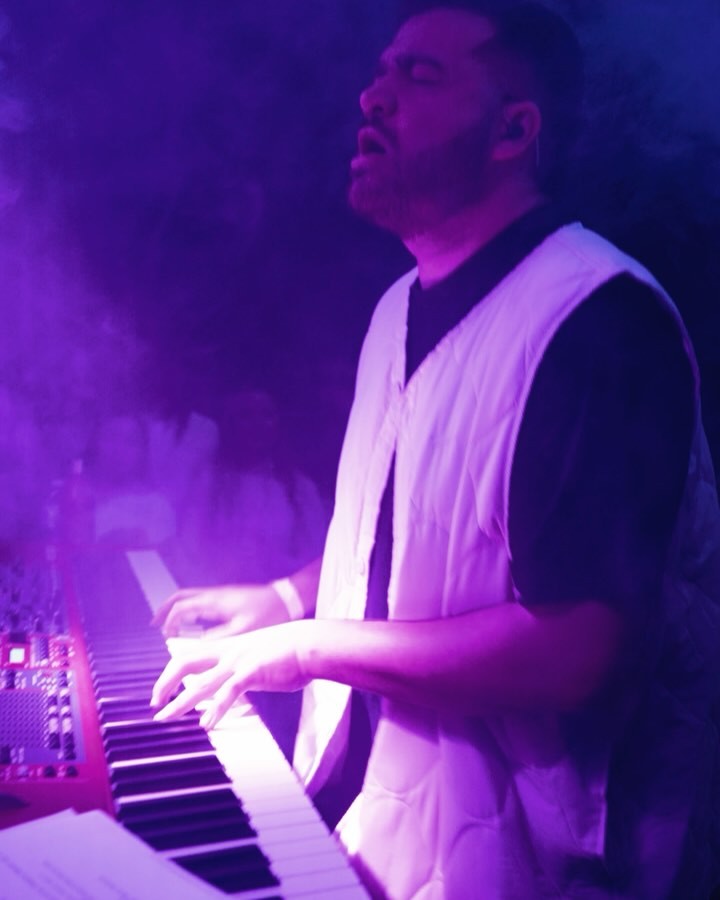 J’ai pas les mots à part : merci ❤️
Les premières vidéos d’une petite série pour vous montrer un de mes top3 concert de ma vie 🎹
-
I have no words except: thank you ❤️
The first videos of a little series to show you one of my top 3 concerts of my life 🎹
📹 @nowornevervdo @chakohlerphoto and friends🫶