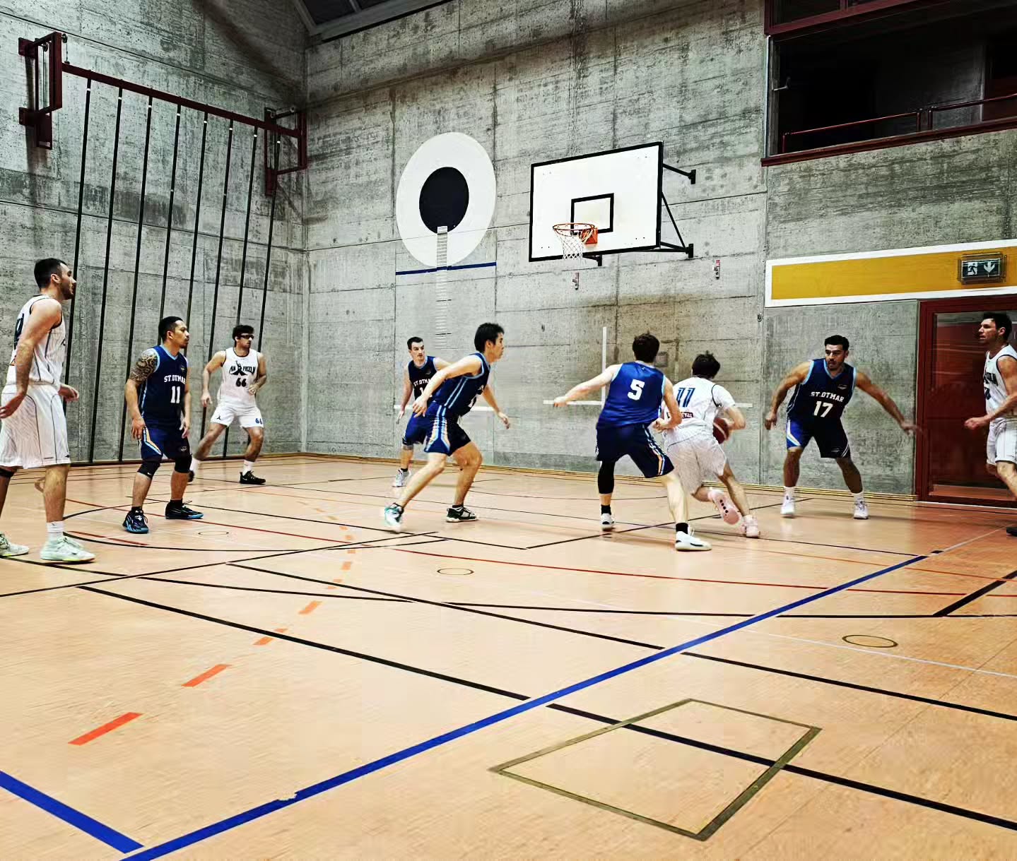 🏀 BBC Glarus sichert Ligaerhalt! 🔥
Mit einem dominanten 85:61-Sieg gegen St. Otmar St. Gallen bleibt unser Herrenteam in der Liga! Schon zur Halbzeit stand es 47:20, angeführt von Top-Scorer Mark Schlittler (24 Pkt.) und starken Teamleistungen. 💪🔥
Letztes Saisonspiel: Freitag, 21. März, 20:15 Uhr 🏟️ Kanti Glarus gegen die Rapperswil-Jona Lakers! Kommt vorbei und feuert uns an! 🚀🔥
#BBCGlarus #Basketball #Heimsieg #Ligaerhalt #LetsGo#höslimetzg