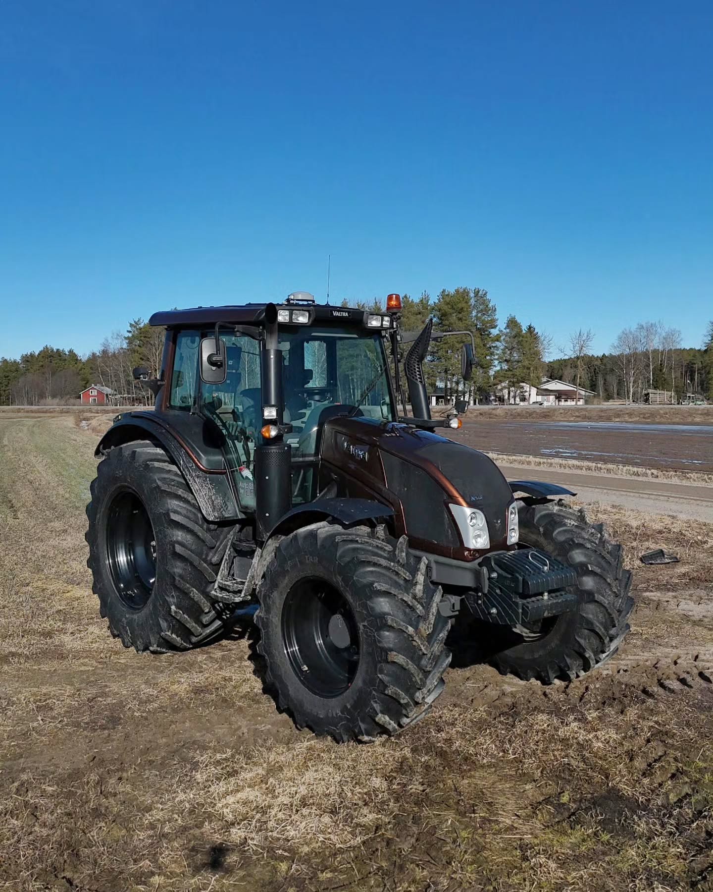 EFIX eSteer 20 MAXia on vihdoin päästy toimittamaan, kun myös Valtraan sopivat holkit saapuivat varastoon. Ensimmäinen laitteen saanut asiakas teki hienon asennuksen Valtraan! Kevättöille vielä 20 MAXia saatavilla, nyt kannattaa varata omasi!
Kuvat: Jussi Heikkilä
#efixag #agronav #automaattiohjaus #täsmäviljely