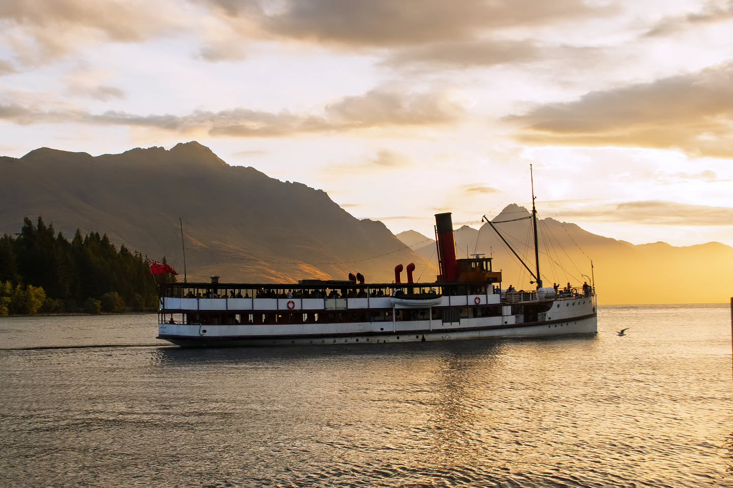 Weekend vibes, weekend views 🙌
Check out the golden hour with TSS Earnslaw on the horizon from the best seat in town ⛵️🌅
Come unwind where the sunset steals the show ✨️