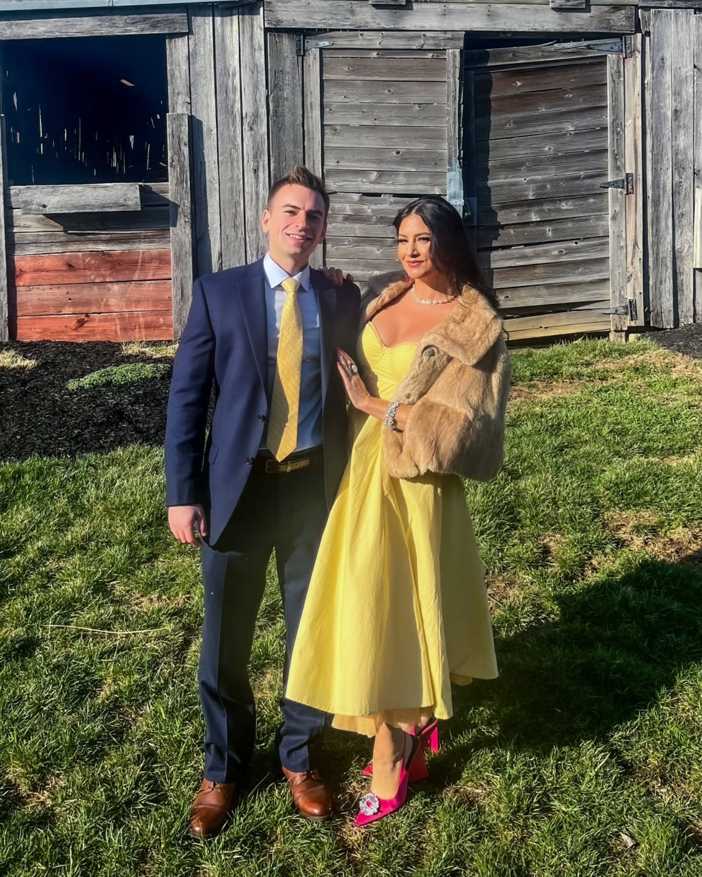 We had a beautiful time celebrating the beautiful couple @morgan_hart3 & Austin! ❤️
I love that Zach and I randomly wore Yellow & Blue - the colors they each picked for one another when being asked what color they see in one another.
Beautiful alignments 🥂
#wedding #couplegoals #ootd #style #love