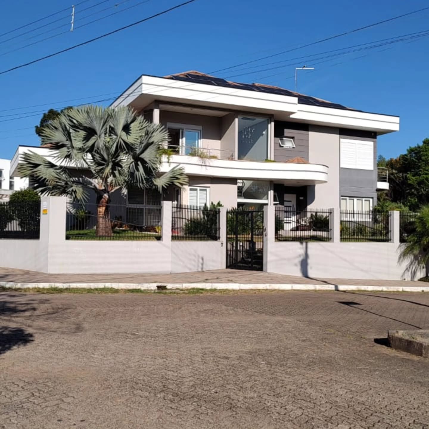 2013 e ainda atual... Neste projeto buscamos traços de modernidade, mantendo ares de serra gaúcha. Internamente muita funcionalidade e luz natural... aproveite nossa experiência, vem com a gente...