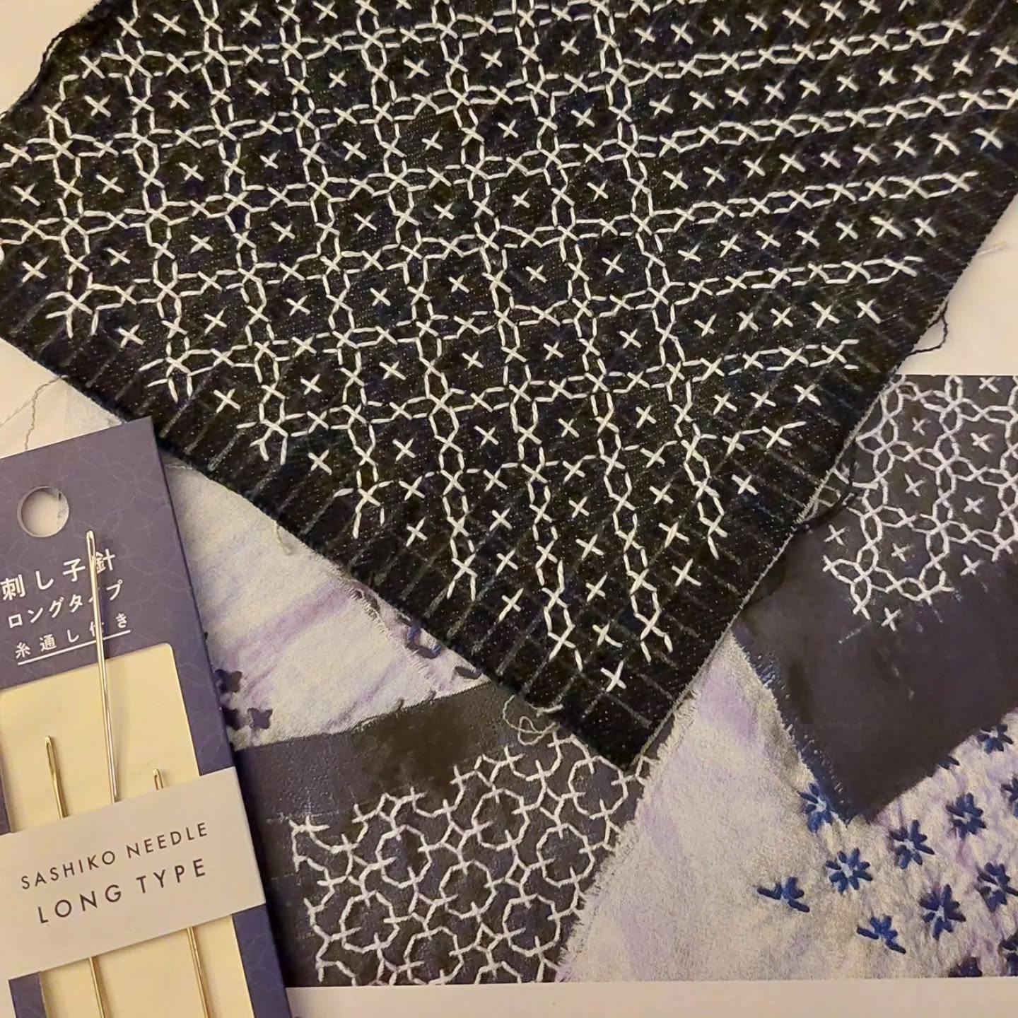 Am Samstag habe ich einen Sashiko Stickkurs im @offcutzuerich besucht. Es gab viel Inspiration und Wissenswertes. In einer gemütlichen Runde haben wir gestickt und geplaudert. Für mein erstes Projekt möchte ich ein paar Jeansquadrate besticken und zu einem Kissen zusammensetzen. Zwei verschiedene Muster habe ich bereits geschafft. Unsere Kursleiterin hat uns gewarnt vor dem Suchtpotenzial😊
Ich hätte da noch so ein paar Ideen.......
Und übrigens......ein Besuch im @offcutzuerich lohnt sich immer 🖌🎨🧶🛠🧵