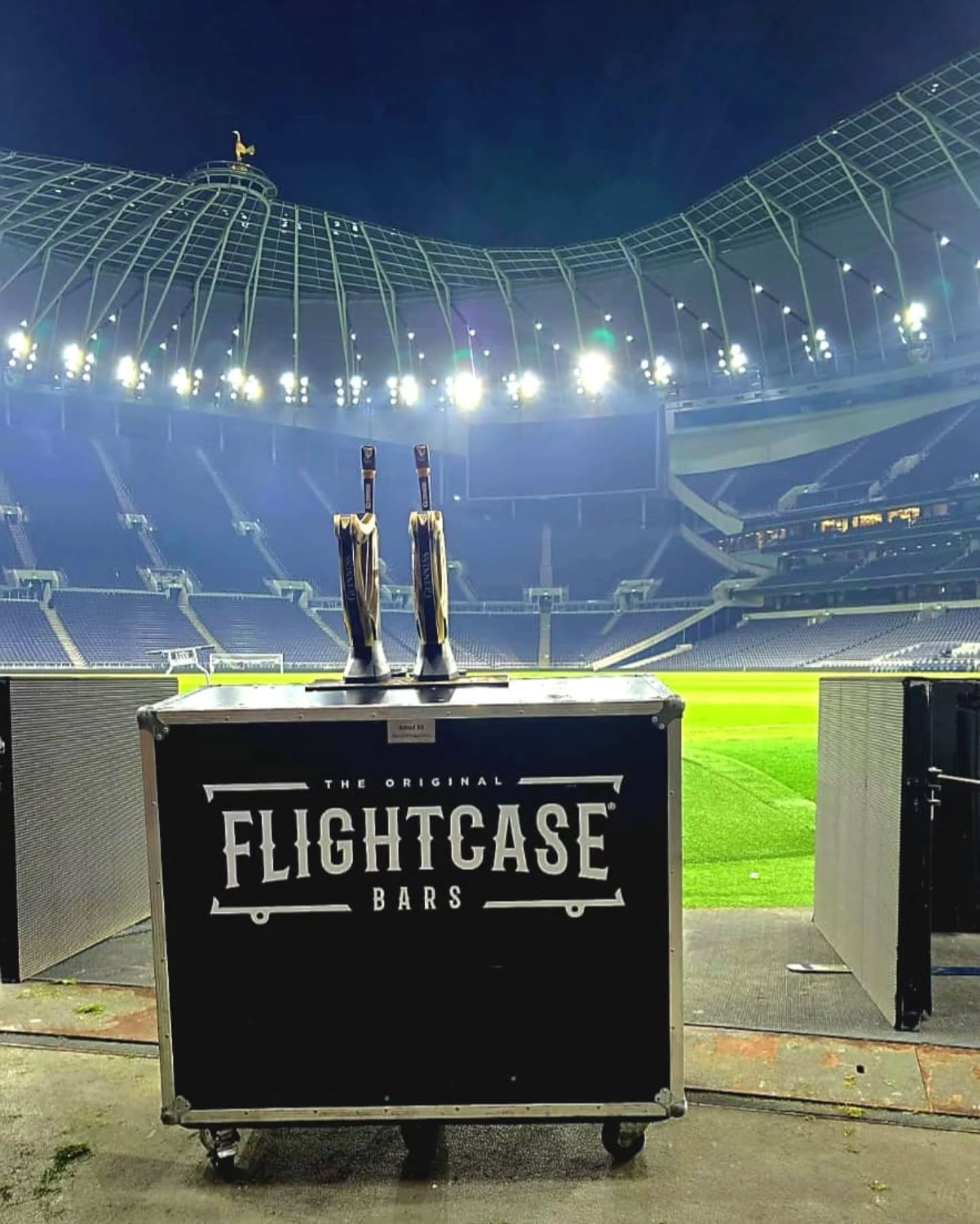 @tottenhamhotspurstadium - an amazing day. Pleased to have taken to ten bars into this crazy stadium to help get it done, for the @saracensofficial v @harlequins
Not sure they've seen draught pints of Guinness like that before 😂
#flightcasebars #tottenhamhotspur #alfredtheguinnessbar #guinness#thebigshowdown