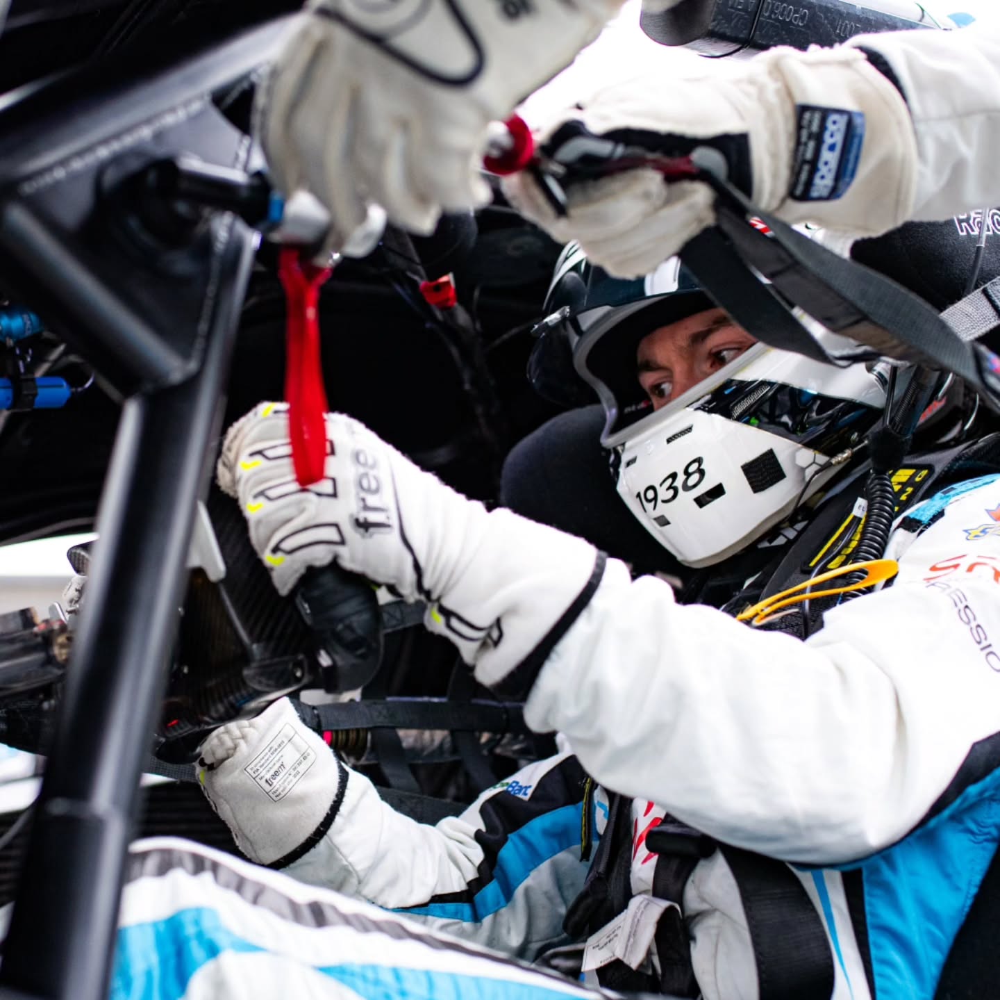 A new chapter 🩵🧡
Delighted to be behind the wheel of the #23 McLaren GT3 car by @team.rjn this year in the @gtworldcheu Endurance.
We are going for Gold with myself joined by @al_buncombe & @tommyfoster.5
To get the full scoop click the link in my bio 📝
@mclaren.customerracing @team.rjn @gtworldcheu @brewcompany @kleanathlete @nutleysportsprestige @cordingsofpiccadilly