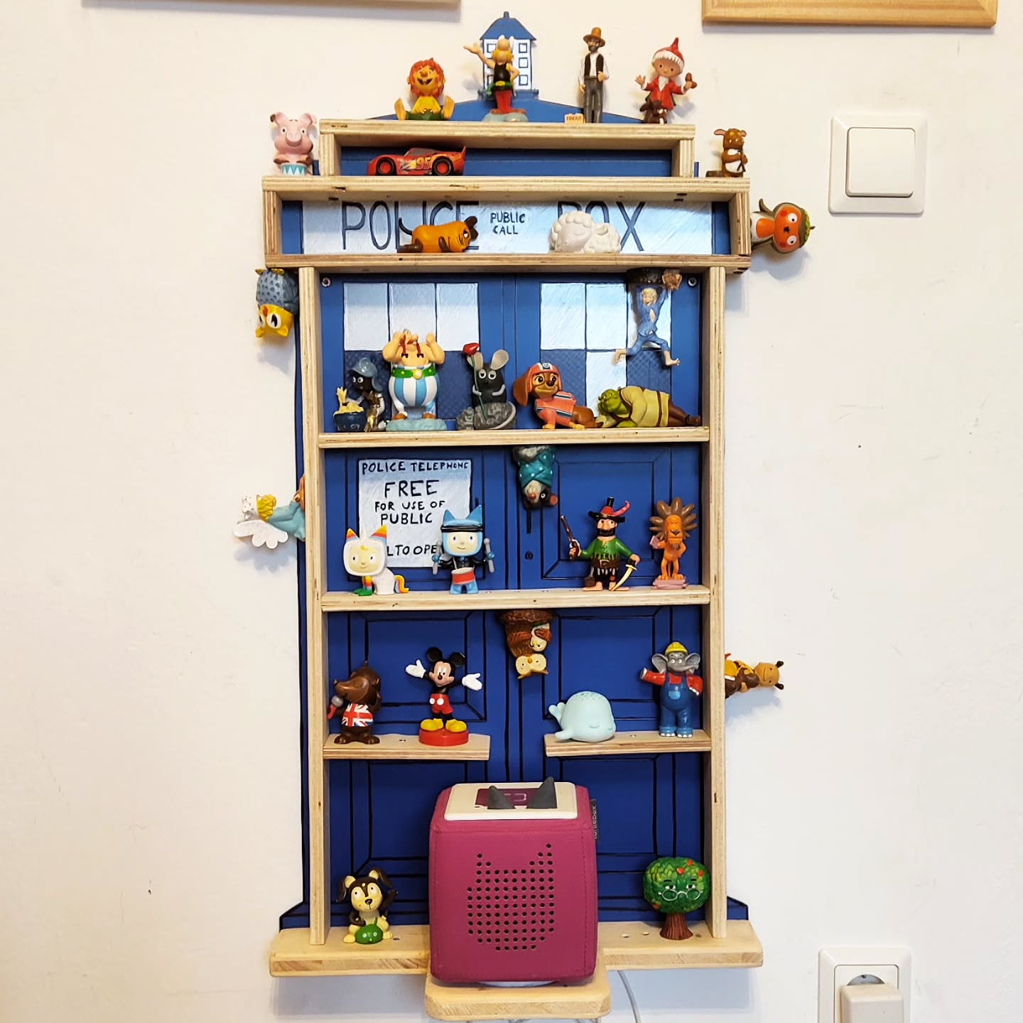 Ich hab mal wieder ein kleines Bastel Projekt fertiggestellt. Ein neues Tonie-Regal in Form einer TARDIS 😁
Das alte ist langsam aus allen Nähten geplatzt, drum musste ein neues her und jetzt haben alle auch die Bücherei-Tonies entspannt Platz.
Bilder: 1)Fertiges Regal. 2/3)Planung 4-7)Rückwand Anzeichen und Aussagen 8/9)Tonieladestationsversenkung geschnitzt mit Aussicht 10/11)Rückwandverschönerung 12) Regalfächer 13/14) Rückwand befestigen mit Hilfe von Ehemals und Honigsohnig 15) Fertig 16) eingeräumt
War jetzt das 9. Bastelprojekt des bisherigen Jahres, bevors neue gibt sollte ich mal wieder Musik machen oder ein neues Stück schreiben😄
LG mofliz
#tardis #tonies #diy