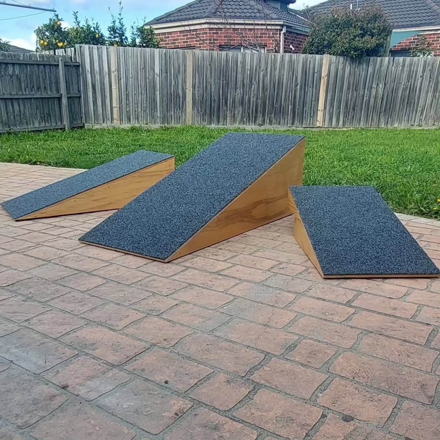 Cant believe its been nearly 2 years since i made these doggo ramps 🤯 got to modify them to suit a new house with differant stairs and made one into a sunbaking bed! Here are some before and after pics ✌️