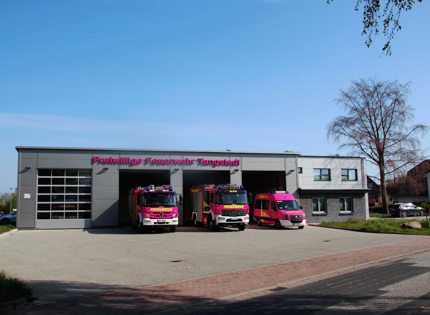 ⚠️Feuerwehr Tangstedt setzt auf mehr Farbe.⚠️
Da gemäß neusten Studien die Signalfarbe "Pink" besser wahrnehmbar ist als das klassische RAL 3000 feuerrot🔥, ist die FF Tangstedt eine der ersten Wehren im Land die auf den neuen Farbton setzt. Seit gestern sind unsere Fahrzeuge neu foliert und erstrahlen in "neuem Glanz". Auch hinsichtlich der Außenwirkung wurden wir bereits von einigen Bürgern positiv angesprochen. Gebt doch auch ihr uns ein kurzes Feedback wie ihr den neuen "Look" findet😊🙏🏽
Übrigens, der nächste Dienst zum Bestaunen der Fahrzeuge und direktem Mitmachen findet am 10.04.2025 um 19:30 bei uns an der Wache statt 😉