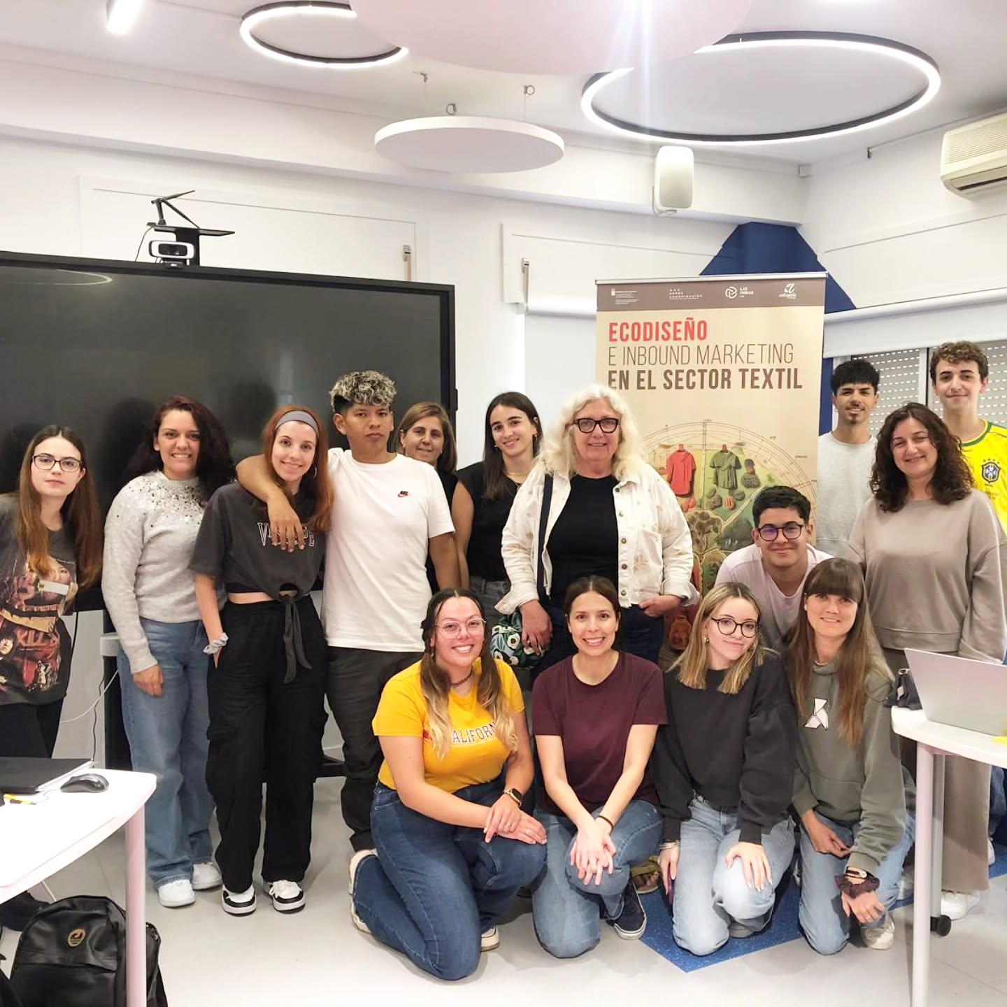 Una mañana de revisiones y correcciones para el manual de tintes que prepara los alumnos de @cifplasindias para el proyecto Eco Diseño E Inbound Marketing En El Sector Textil.¡Me encantó volver a vernos chicos! 😃@tenerifemoda @cabildotenerife @efraincan @amolowny #tintesnaturales @educacion_gobcan