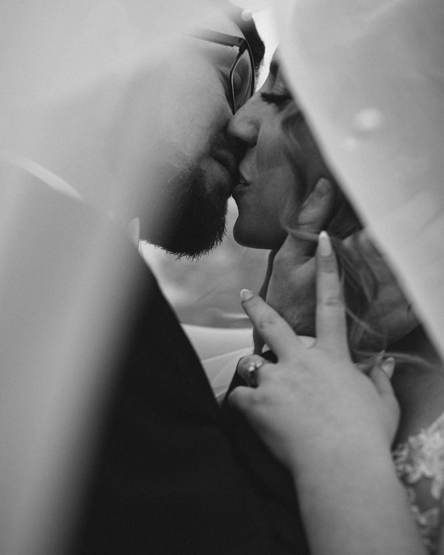 Emma & Andy ✨️
•
#weddinghighlights #weddingphotography #weddingphotographer #theknotpro #weddingwire #picoftheday #love #brideandgroom #ohioareaphotographer #daytonphotographer