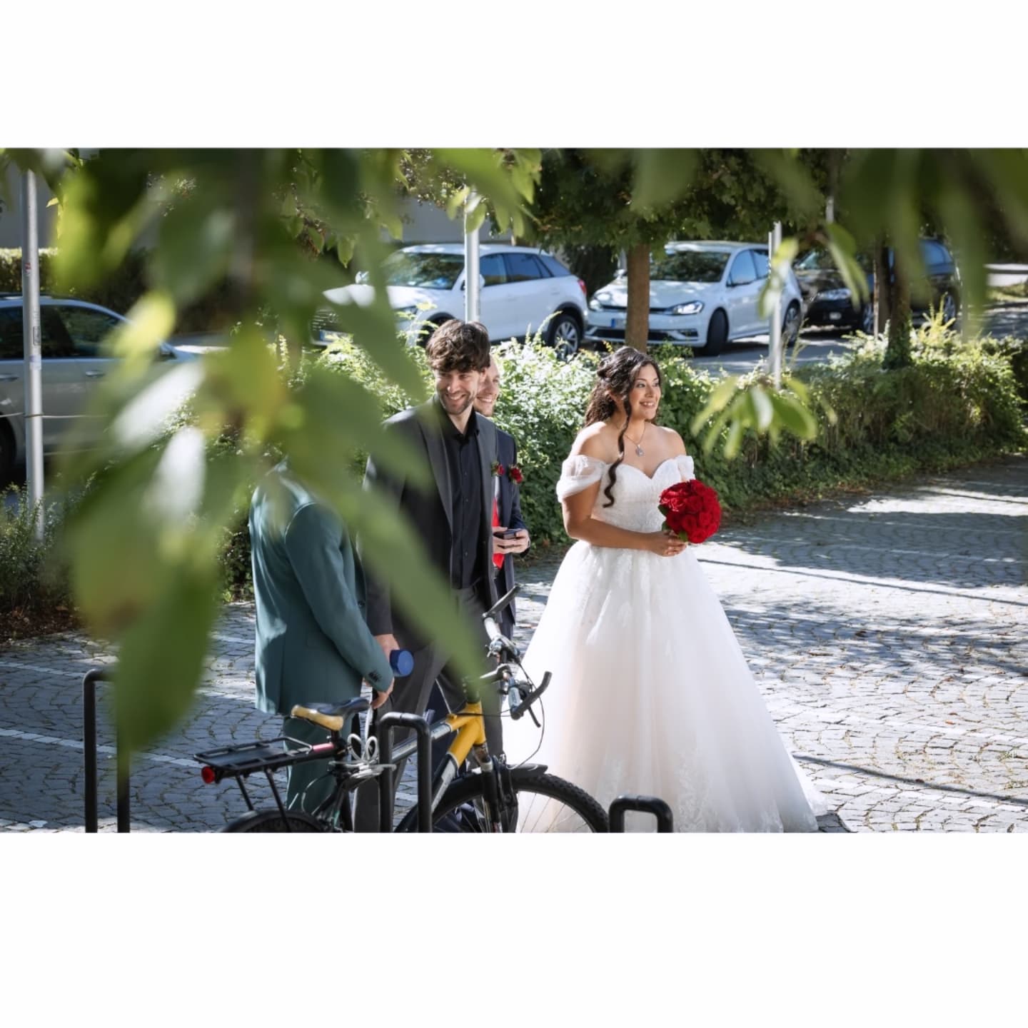 "Wir haben gar nicht gemerkt, dass eine Fotografin da war "
Ein Satz, den ich oft höre - und der für mich das größte Kompliment ist.
Den genau das ist mein Anspruch: Euch an eurem Hochzeitstag Raum zu geben. Euch nicht zu unterbrechen, nicht zu inszenieren - sondern euch einfach sein zu lassen.
Ich bin seit über 9 Jahren Hochzeitsfotografin.
Nicht, um schöne Bilder für mein Portfolio zusammeln. Sondern um euren Tag so festzuhalten, wie er wirklich war: Echt, lebendig und voller kleiner, wertvoller Momente.
Mit einem ruhigen Blick für Details -
für die Freudenträne im Augenwinkel,
die zarte Berührung während der Trauung,
das Lächeln, das niemand gesehen hat ...
außer mir.
Ich fotografiere leise und unauffällig, damit ihr euren Tag voll und ganz genießen könnt.
Und beim Brautpaarshooting? Da dürft ihr einfach ihr selbst sein.
Lachen. Reden. Euch festhalten.
Denn das sind die Augenblicke, die ihr später wirklich fühlen wollt, wenn ihr euch eure Bilder anschaut.
Wenn ihr euch authentische Erinnerungen wünscht -
eine Fotografin, die euch versteht und Bilder,
die euch in 20 Jahren noch berühren,
dann schreibt mir gern eine DM oder an britta@lightpainting-fotografie.de
Ich freu mich darauf, eure Geschichte zu erzählen 📸
Was ist euch bei euren Hochzeitsfotos besonders wichtig? Schreibt es doch mal in die Kommentare 😃
#hochzeitsfotografmünchen
#hochzeitslocation
#hochzeitsplanung
#hochzeitsdienstleister
#hochzeitsfotograf
#hochzeitsreportage
#weddingphotographermunich