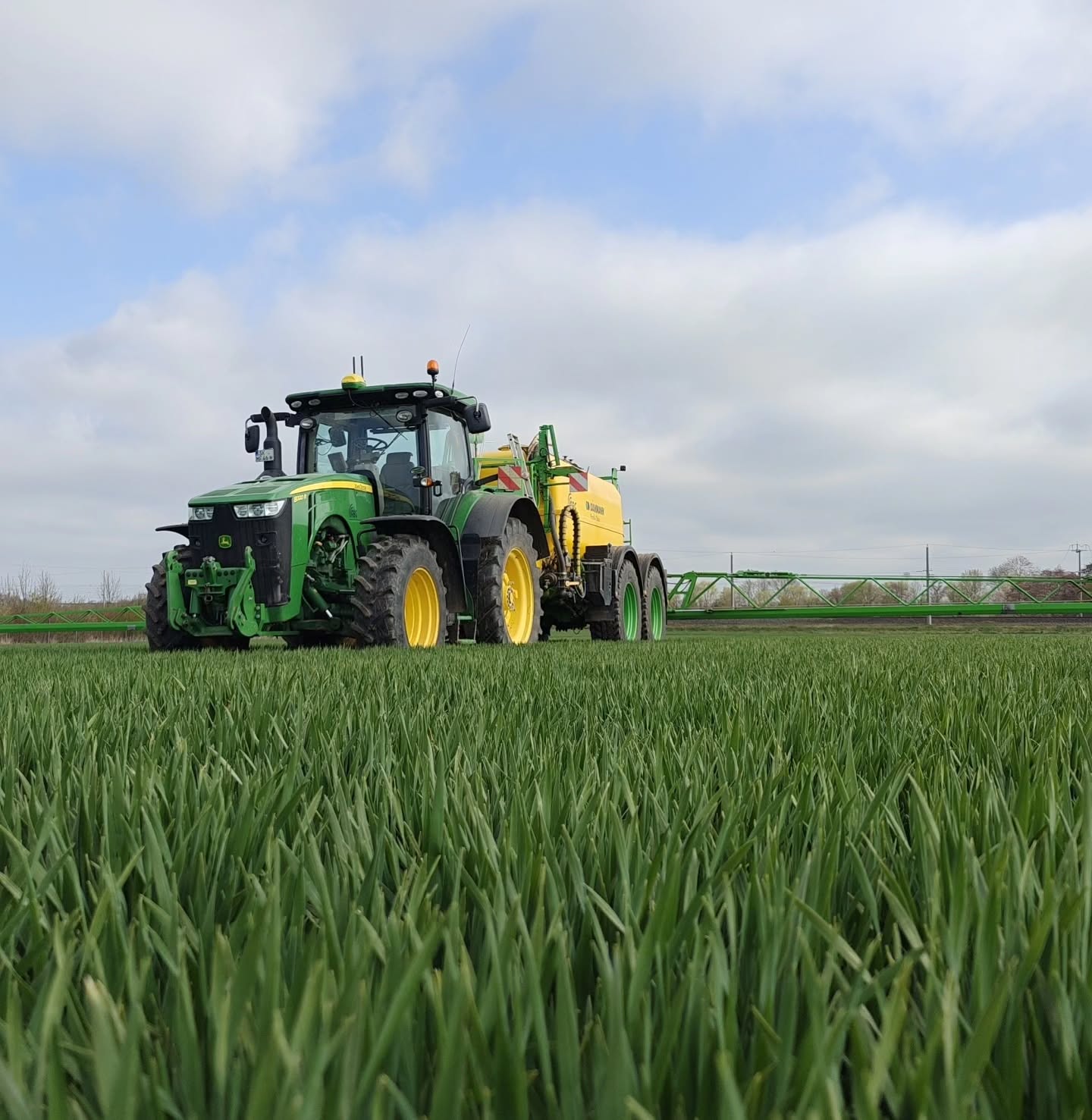 Pflanzenschutz:
Im Frühjahr liegt ein großer Teil der Arbeit auf dem Feld neben der Düngung im Bereich des Pflanzenschutzes. Dabei werden vor allem Wachstumsregler zur Verbesserung der Standfestigkeit der Getreidepflanzen sowie Fungizide zum Schutz vor pilzlichen Erregern ausgebracht. Einige Pilze produzieren Gifte (Mykotoxine), die für den Menschen gefährlich sein können.
Moderne Feldspritzen sind hochpräzise Werkzeuge, die dafür sorgen, dass die Wirkstoffe auf wenige Gramm beziehungsweise Milliliter genau nur dort ausgebracht werden, wo sie benötigt werden.
#farming #johndeere #spray #dammann #croptop #wheat #fendt #caseih #fungicide #food #springday #frühling #landwirtschaft #spritztime #weizen #tractor #traktor #claas #halle #hallesaale