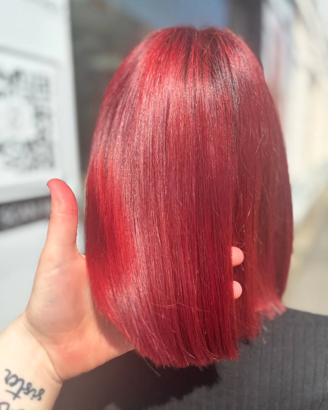 Changement de ton chez L'Esprit Coiffure !
Ce matin, nous avons réalisé cette magnifique teinte rouge intense, une couleur vibrante et lumineuse, idéale pour celles et ceux qui souhaitent sortir des sentiers battus.
Après une décoloration maîtrisée, nous avons appliqué ce rouge profond qui capte la lumière à la perfection.
Parce qu’il n’y a pas que les blondes qui ont droit à leur moment de gloire, on vous propose un peu de couleur pour changer de nos publications habituelles !
Retrouvez-nous au salon L'Esprit Coiffure
18 rue Victor Hugo 6950 Noyelles-Godault
Réservations en ligne sur : www.espritcoiffure.fr
#EspritCoiffure #NoyellesGodault #ColorationRouge #DécolorationProfessionnelle #ChangementDeLook #CoiffeurColoriste #HairExpert #CouleurIntense #HairCare