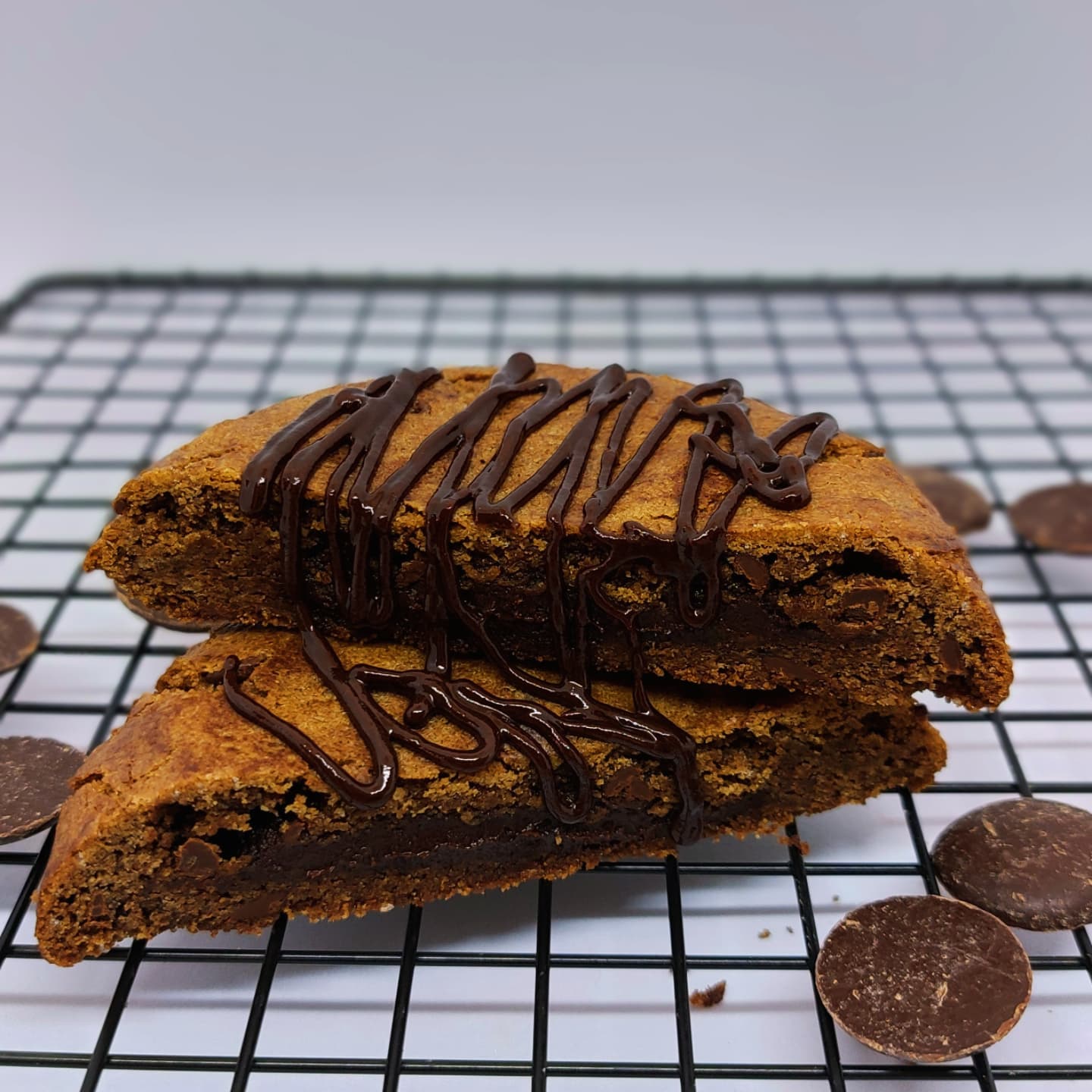 🍫 Nouveau venu dans la famille des cookies…
Voici le SUPERCHOCO, le cookie 100 % chocolat pour les vrais amoureux du cacao.
Une base crousti-moelleuse au chocolat noir, des pépites fondantes,
et surtout… un cœur ganache ultra fondant à faire pâlir n’importe quel brownie 💥
À croquer tiède pour une explosion de douceur intense 🫠
🖤 Avis aux choco-addicts : ce cookie est fait pour vous.
#cookiegourmand #chocolovers #loongateaux #superchoco #ganacheaddict #faitmainavecamour #looncookies