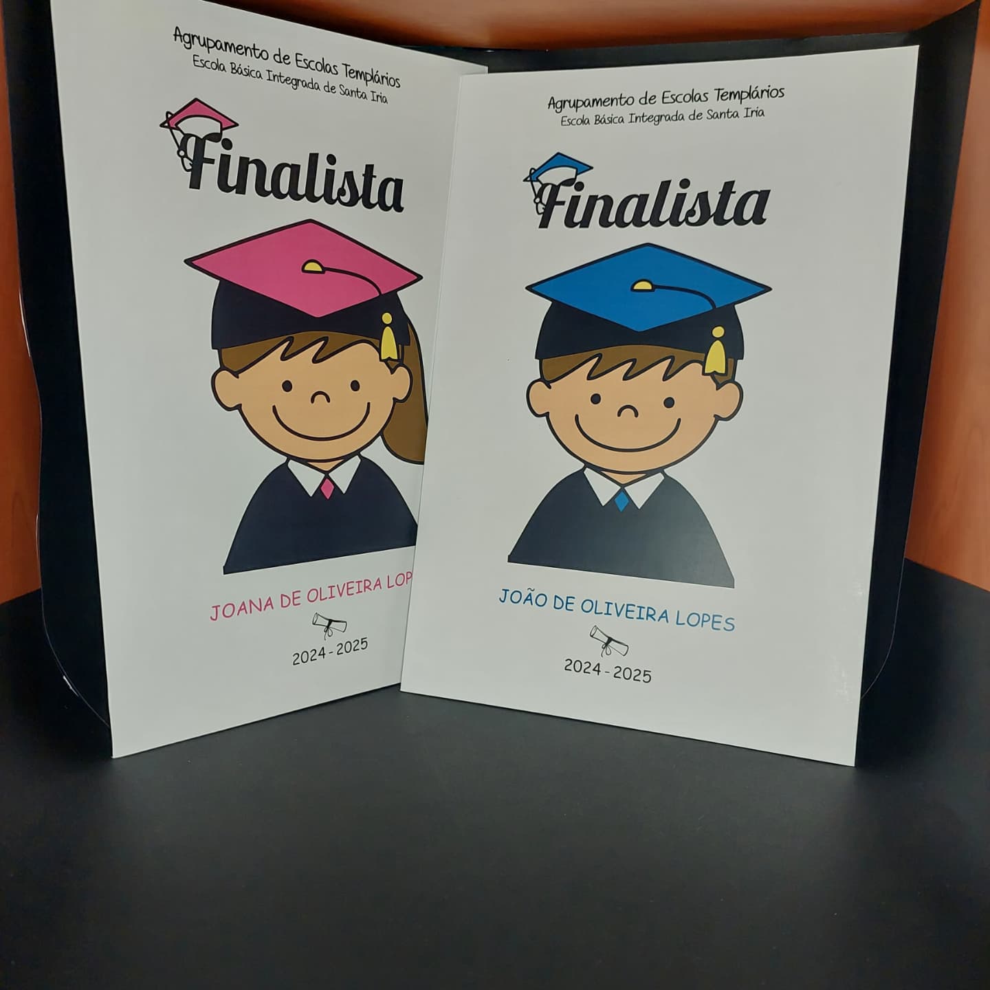 O final de mais um ano letivo está a aproximar-se e uma etapa escolar está a terminar.
Este é um momento marcante nas vidas dos nossos meninos e meninas finalistas e para que possa ser festejado e recordado, “O Principezinho” dispõe de uma gama de artigos para finalistas, professores, educadores e auxiliares.
Capas e diplomas de finalistas, certificados, lembranças, t'shirts, fitas e muito mais...