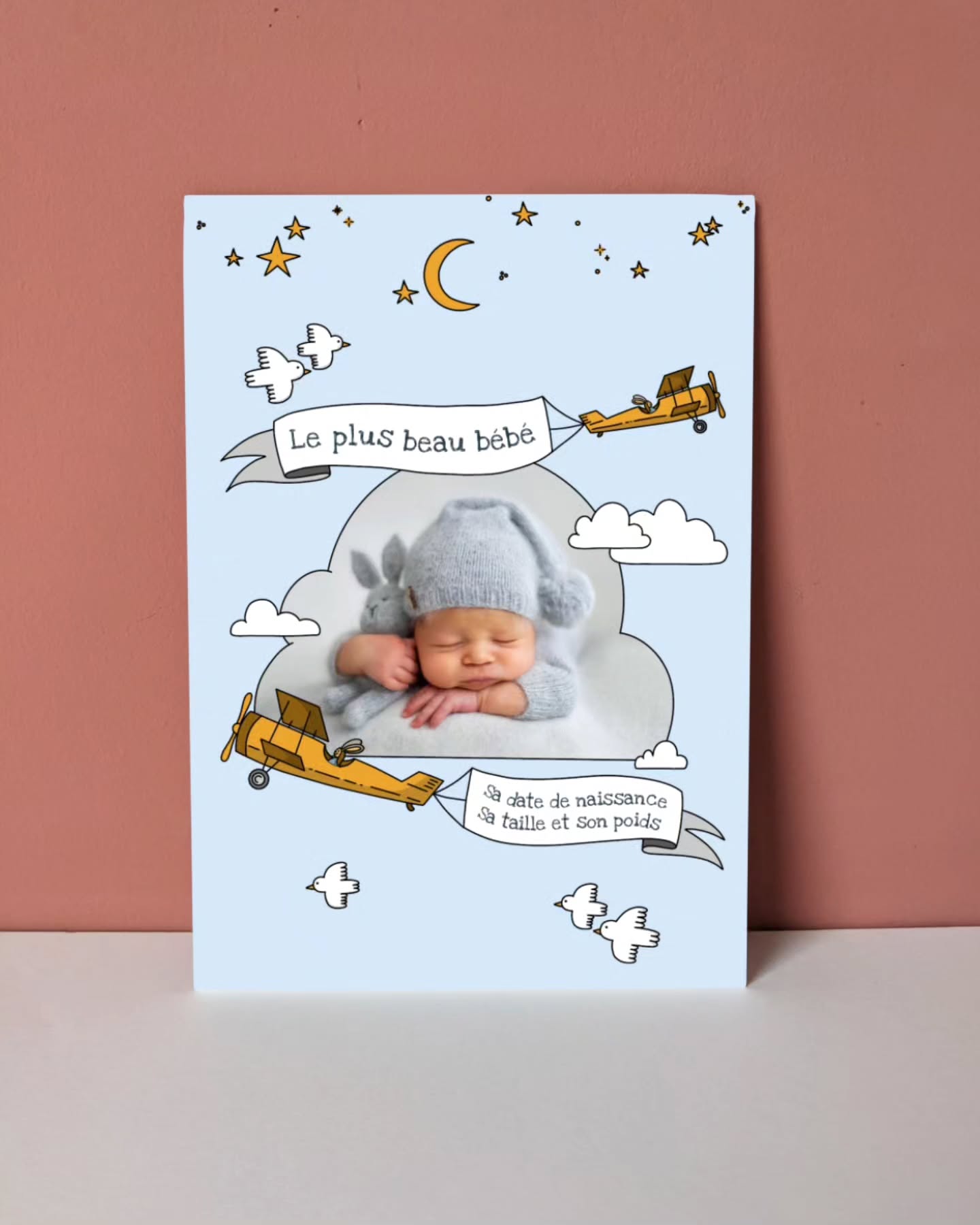 🛩️ FAIRE-PART DE NAISSANCE ☁️
- Toutes les informations confidentielles ont été modifiées, la photo est une photo de bébé libre de droit -
J'ai réalisé pour S&V le faire-part de naissance de leur bébé N sur le thème du ciel et des avions ! L'idée c'était de reprendre le motif du papier peint choisi pour sa chambre, et de développer autour !
J'ai donc ajouté les petits oiseaux qui sont imprimés sur son premier body, son petit doudou (qui devient pilote d'avion), des jolis nuages (de vrais nuages sont imprimés sur le papier peint).
Au verso, un portrait de cette joyeuse famille recomposée, et une photo du petit bébé entouré de ses heureux parents (j'ai zoomé sur les mains, donc désolée pour vous mais cette photo restera un mystère pour vos yeux !) - mais croyez moi, c'est trop mignon !
Et voilà un #fairepartdenaissance entièrement personnalisé suivant les souhaits des parents !
Vous voulez un faire-part de naissance unique ? N'hésitez pas à me contacter ! 🤗
#fairepartnaissance #fairepartnaissancepersonnalisé #fairepartunique