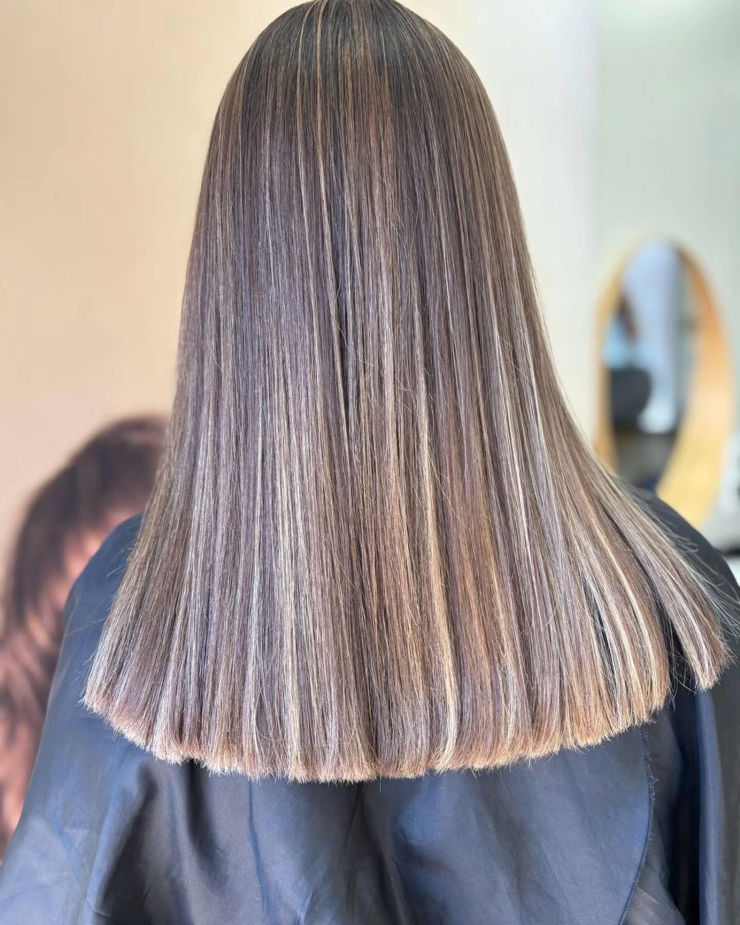 ✨ Babylight douceur & effet naturel ✨
Aujourd’hui au salon, sur une base naturelle, nous avons réalisé un babylight tout en finesse, avec un effet racine pour un rendu lumineux et facile à entretenir !
Notre cliente souhaitait un éclaircissement tout en gardant des reflets dorés et naturels… et on adore le résultat ! ( les 2 premières photos sont la chevelure naturelle de notre cliente )
☀️ À la veille du 1er mai, toute l’équipe de L’Esprit Coiffure vous souhaite une belle journée fériée !
Pensez à réserver votre rendez-vous en ligne sur
➡️ www.espritcoiffure.fr
On est ouverts ce vendredi et samedi, alors profitez du soleil et du week-end pour prendre soin de vous !
L’Esprit Coiffure
18 rue Victor Hugo – 62950 Noyelles-Godault
📞 03 21 76 13 60
#babylights #effetnaturel #coiffurefemme #blondnaturel #refletsdorés #hairinspiration #hairtransformation #coiffurehautdegamme #salondecoiffure #noyellesgodault #espritcoiffure #coiffeusenoyellesgodault #blondehair #hairgoals #soleil #1ermai