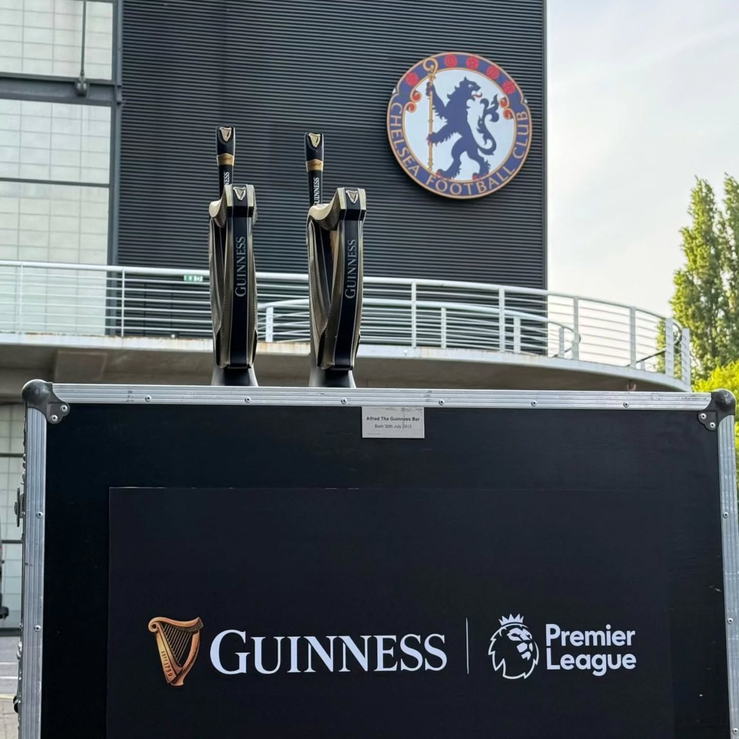 @flightcasebars + @chelseafc + @guinness
As a fan of 30+ years this was a special weekend, so obviously we had to bring the ORIGINAL Alfred along!
Amazing to come in and get it done at the highest level with our friends at @guinness and @the_premierleague.
#draughtbeeranywhere #flightcasebars #alfredtheguinnessbar #guinness #premierleague #chelsea #everton #mobilebar #london #wearecfc #cfc #football #westlondon #blue
