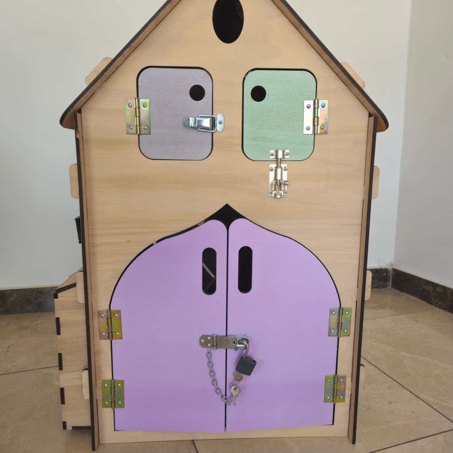 Montessori Meşgul evi 75×46,5×46,5
Meşgul evi, çocuklarınız için özel olarak tasarlanmış bir eğitim oyuncaktır. Kilitler,kapılar, zincirler, düğmeler vb.
Montessori Meşgul Evemiz ile oyun sırasında çocuğunuz şunları geliştirir:
Mantıksal düşünce
İnce motor becerileri
Zeka
Azim
Hayal gücü
Hafıza
Konsantrasyon
8 ay ile 5 yaş arası uygundur.
Malzeme:6mm kayin kontrplak.
Бизидом - это специально разработанная развивающая игрушка для ваших детей. На нем расположены - замочки, дверцы, цепочки, кнопочки и т.д
С помощью Бизидомика у ребёнка развиваются следующие навыки:
логическое мышление
мелкая моторика
интеллект
•усидчивость
•воображение
•память
•концентрация
Подходит для детей от 8 месяцев до 5 ти лет.
Материалы:фанера из бука
#aktivitetahta #busybord #бизидом #анталья #Турция #turkey #ahşapoyuncak #antalya #деревянныеигрушки #montessorioyuncak #игрушкимонтессори