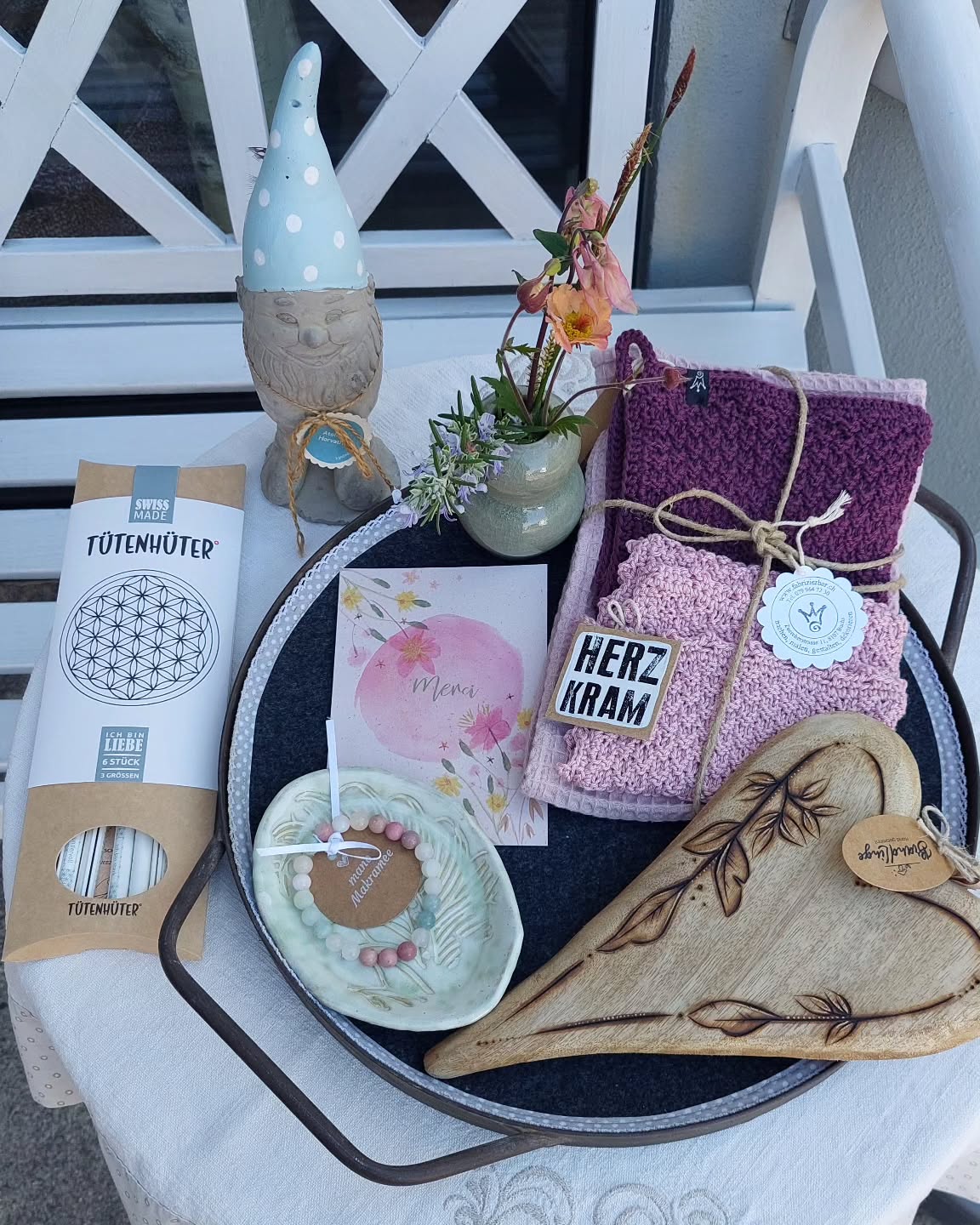 Es gibt immer einen Grund DANKE zu sagen.
Eine kleine Auswahl von 9 Produzentinnen auf 60cm ○ präsentiert 💗
💗baldistmuttertag
🧡Einladung
💚einfachso
❤️habdichgern