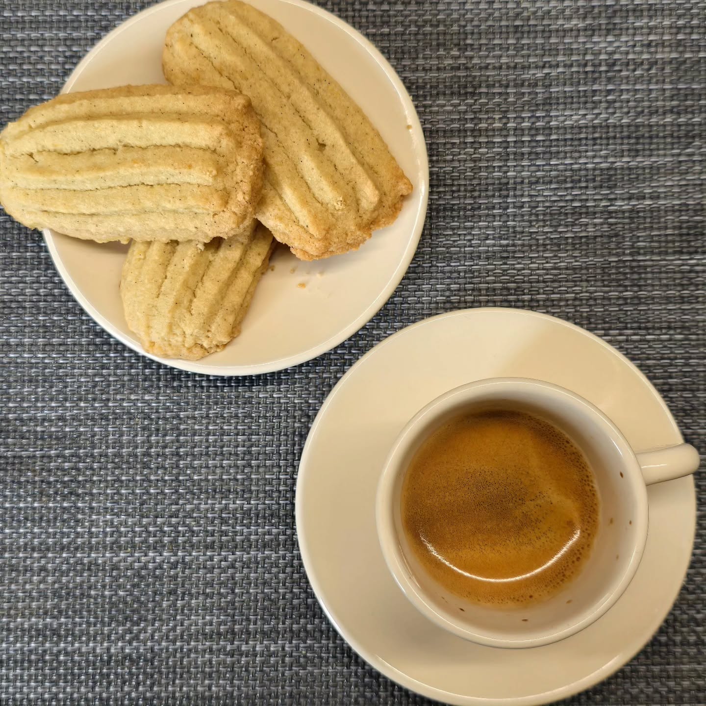 BISCOTTI 100% FARINA DI RISO INTEGRALE🍪
Ingredienti (per circa 40 biscotti)
250 g di burro morbido
100 g di zucchero a velo
1 pizzico di sale
1 cucchiaino di estratto di vaniglia (facoltativo)
1 uovo intero
250 g di farina di riso
Procedimento
1. Ricorda di tirare fuori dal frigorifero il burro almeno 40 minuti prima ( deve arrivare circa a 20 gradi). Monta il burro morbido con lo zucchero a velo e la vaniglia fino a ottenere una crema chiara e spumosa.
2. Aggiungi l’uovo e continua a montare fino a incorporarlo bene.
3. Unisci la farina di riso setacciata e il pizzico di sale, mescolando con una spatola o con le fruste a bassa velocità finché l’impasto è liscio.
4. Inserisci l’impasto in una sac à poche con beccuccio a stella (o altro a scelta) e forma i biscotti su una teglia rivestita di carta forno.
5. Fai riposare in frigo la teglia per almeno 20 minuti (aiuta a mantenere la forma).
6. Cuoci in forno statico preriscaldato a 170°C per circa 15 minuti, finché leggermente dorati ai bordi.
Puoi trovare la farina di riso che abbiamo utilizzato qui⬇️
https://www.mangioriso.com/
#riso #mangioriso #risoitaliano #biscotti #farinadiriso #farinadirisointegrale #food #instafood #homemade #foodlover #ricette #recipes #cooking #eating #tasty #delicious #foodpics #dinner #lunch #fooditaly #yummy