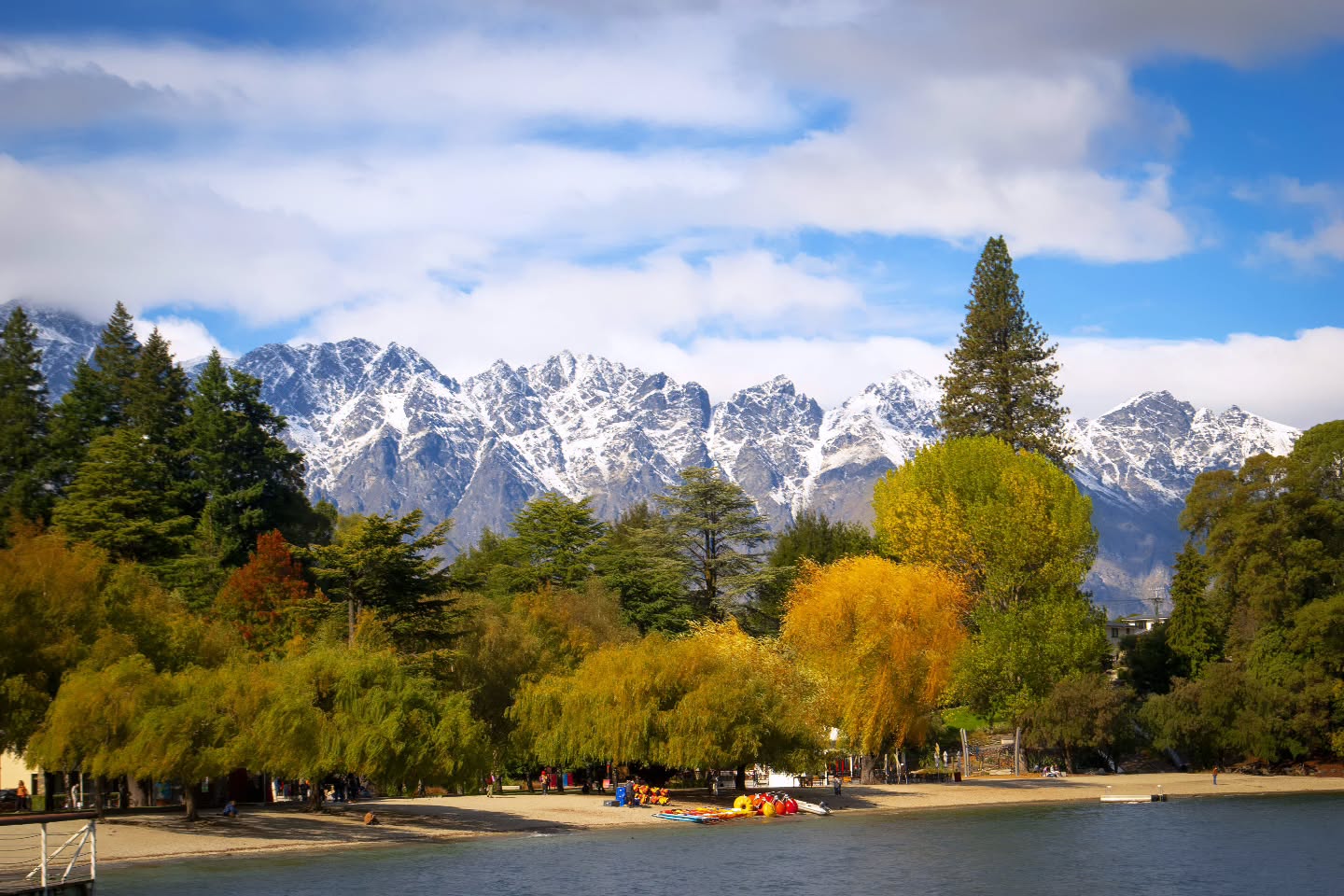 Golden hues, crisp air, and snow-kissed peaks - the Remarkables showing off this autumn. 🍂❄️ Drink in the view with a mulled wine 🍷 👌