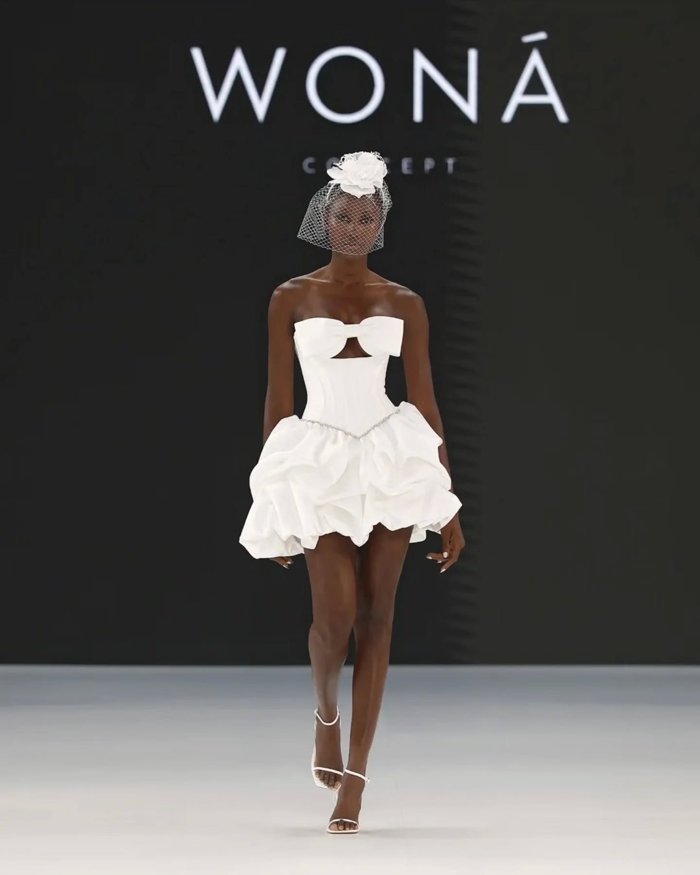 Day 1 of #bbfw25 is proof the mini is a firm fixture for the foreseeable, with brands redefining bridal fashion with bold silhouettes, flirtatious hemlines, and modern edge. From structured corsetry and voluminous skirts to sleek satin and delicate lace, designers showcased how the mini can be just as bridal — and far more unexpected.
Perfect for fashion-forward brides, civil ceremonies, after-parties, or destination weddings, these short stunners prove that you don’t need a train to make a grand entrance!
The mini is no longer just an afterthought. It’s officially the moment.
@barcelonabridalfashionweek_