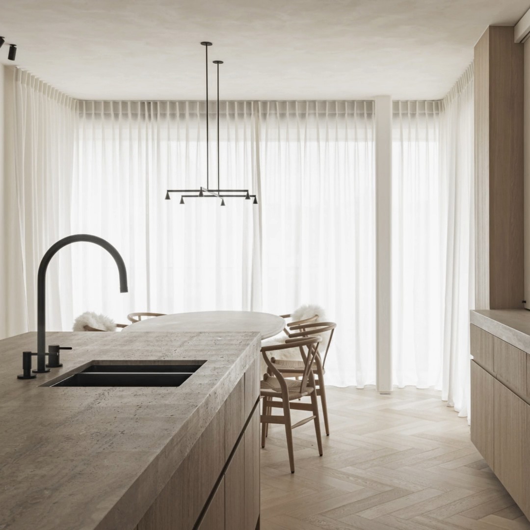 Raamdecoratie nodig? Bij Intrento zit je gegarandeerd goed!🤩
De mooiste raamdecoratie, perfect afgestemd op jouw stijl en wensen? Die kan je bij ons vinden! Van moderne gordijnen tot op maat gemaakte jaloezieën, wij bieden de ideale oplossingen voor elk interieur. Laat je adviseren door onze experts en geef je ramen de aandacht die ze verdienen!🪟💫