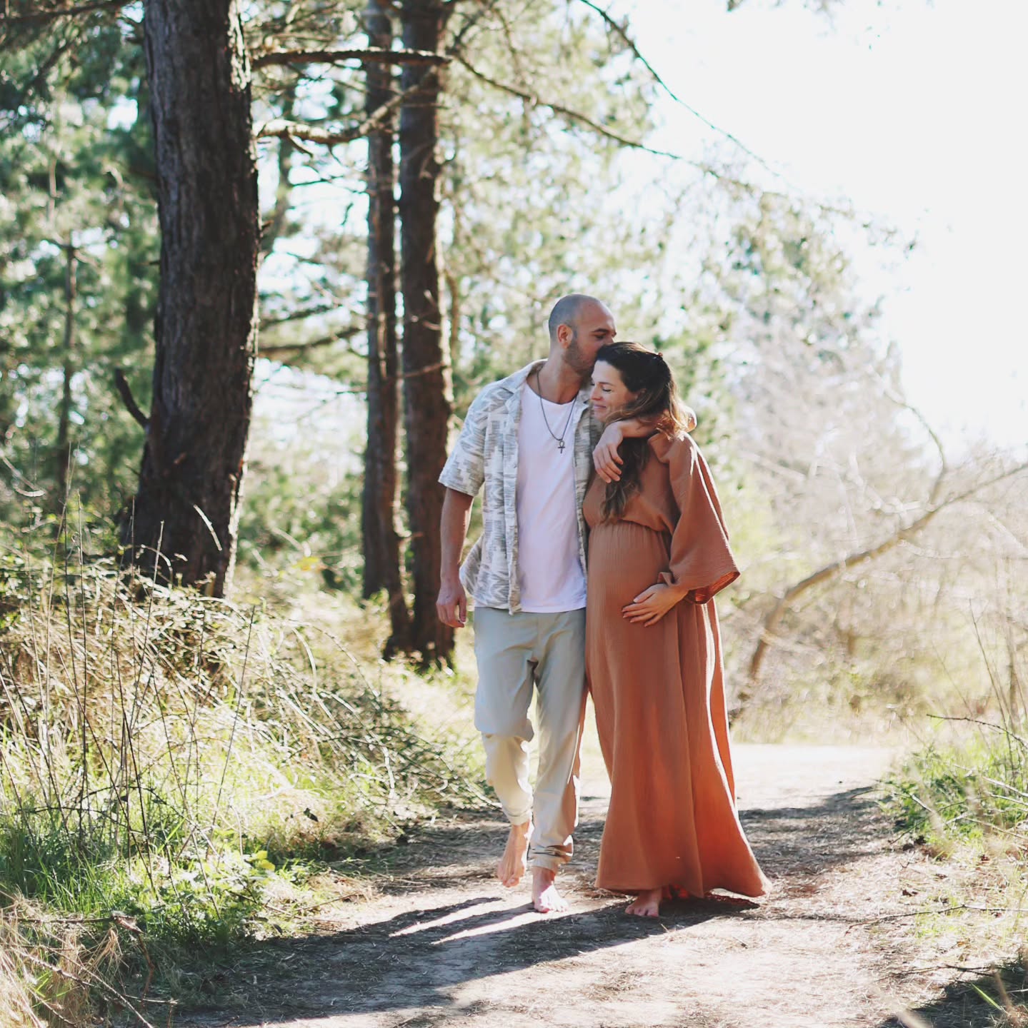 Samen met jou dit pad bewandelen ♥️ Wat een journey!
We leerden elkaar kennen tijdens een cursus rondom energiewerk, waren los van elkaar onze nieuwe identiteit vorm aan het geven en aan het ontdekken wat het leven nog meer inhield naast het oude bekende leventje wat we achter ons lieten. Het universum bracht ons samen, op het moment dat ik mijn hart weer begon te openen voor het masculine en jij je nieuwe -ik- aan het vinden was. Een divine vooropgezet plan.
We hebben geen makkelijke weg gekozen, de eerste drie jaren waren intens, uitdagend en erg hobbelig. We spraken een andere taal en konden elkaar in zoveel momenten niet vinden, niet begrijpen. Wanneer we vrijden was de liefde er onvoorwaardelijk, daarbuiten stond het ego en oude patronen deze liefde vaak in de weg. We raakten de diepste oudste pijnen bij elkaar aan. Het was duidelijk een lotsbestemming van onze zielen dat onze paden ooit zouden kruizen. Niet alleen voor onze eigen reis hier op aarde, nee, het lot had ook nieuw leven in het Divine plan opgenomen.
Ondanks alle pittige momenten, voelde ik diep van binnen: maar volgens mij word jij de vader van mijn kind. Een diepe overtuiging dat alles wat er gebeurde een bestemming had, een reden - het zal zo moeten zijn.
Na veel (maar echt heel veel) samen geheeld te hebben, de mannen- en vrouwenwond volop aan te zijn gegaan en gekozen te hebben voor het pad van vergeving, liefde en Spiritueel Partnership, voelden we vorig jaar een 'ja' op het verwelkomen van een wondertje van ons samen. Haar ziel diende zich al vroeg bij ons aan.
En dat wondertje is bijna hier, ons meisje, een prachtige sterke ziel die van 'ons' een gezin maakt. Samen zullen we hoogstwaarschijnlijk nog veel gaan leren en ontdekken, met momenten van uitdaging en liefde.
Want als er iets is wat we samen hebben geleerd, is het altijd weer ruimte te maken voor de liefde. Liefde overstijgt, heelt alle wonden en creëert mentale ruimte.
Hou van je - soon - papa - to be ☺️😘 Exciting!
@robin.rijkhoek
📸 @elisedrenthefotografie
🥻 @sacredearth.nl