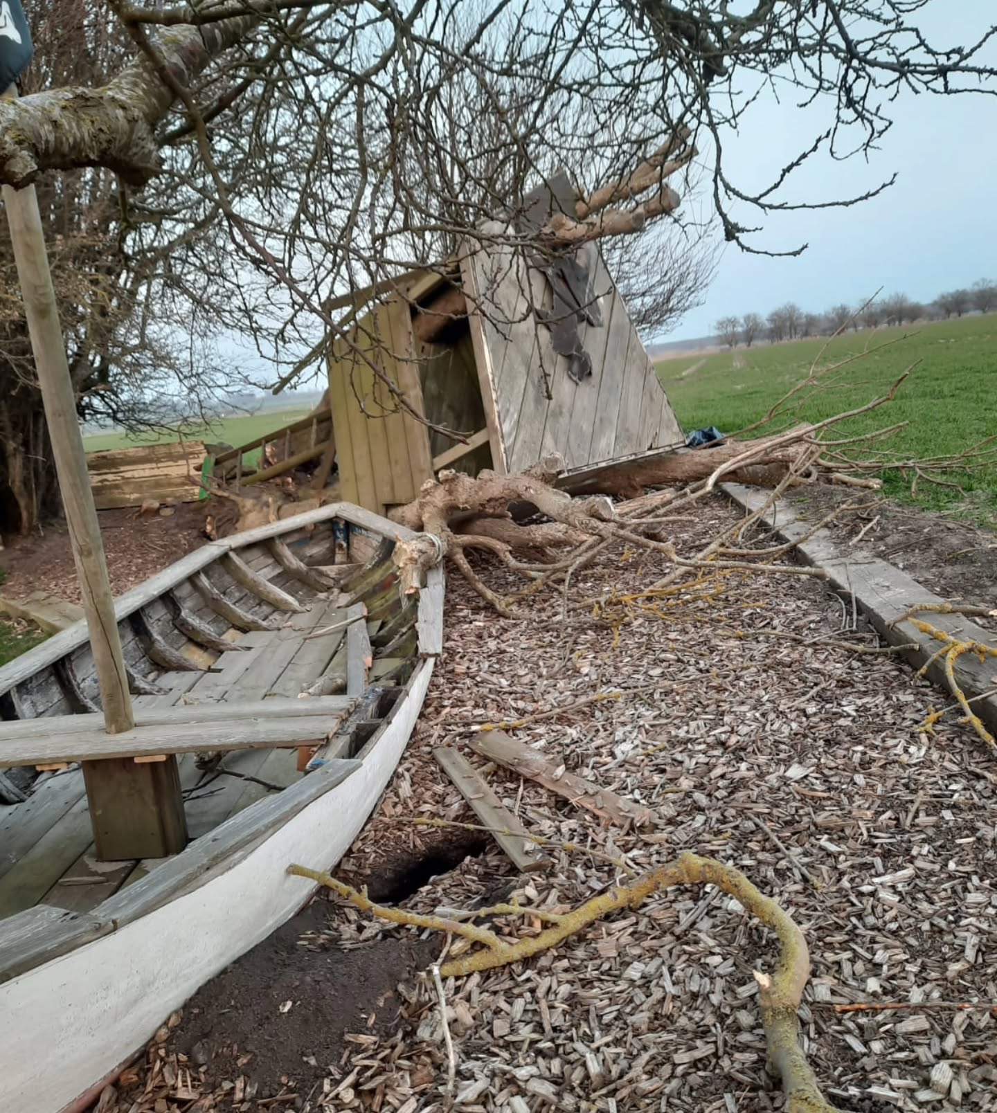Ein Wintersturm hat unser schönes Baumhaus im Haus im Felde zu schaffen gemacht und auch das Spielboot in Mitleidenschaft gezogen. Darum haben wir letztes Wochenende viel gesägt, gebaut, geschleppt, um rechtzeitig für unsere kleinen Gäste wieder ein schönes Umfeld für ihre Abenteuer bereit zu stellen.
#hausimfelde
#Albertsdorf
#Fehmarn
#Ferienwohnungen
#ferienappartments
#urlaubammeer
#Ostsee
#sonneninselfehmarn
#Garten
#baumhaus
#Urlaubammeer
#urlaubmitkind
#urlaubmithund
#Radfahren
#Windsurfen
#kite
#wingfoil
#reiten