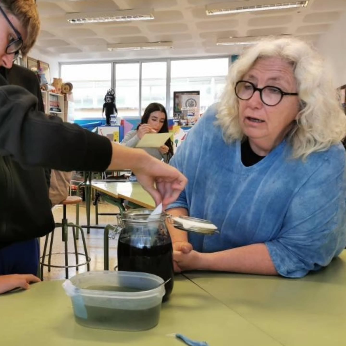 Sigo enseñando los colorantes naturales en los Centros Educativos de la isla gracias al Plan Educativo,Jornadas Escolares de Artesanía del @cabildotenerife. Coordenadas y organizadas por la @empresainsularartesaniatfe , el @maitenerife. Un verdadero placer ver cómo los alumnos aprenden y practican. 🩵🩵🩵@efraincan #educación #índigo #formación #talleres