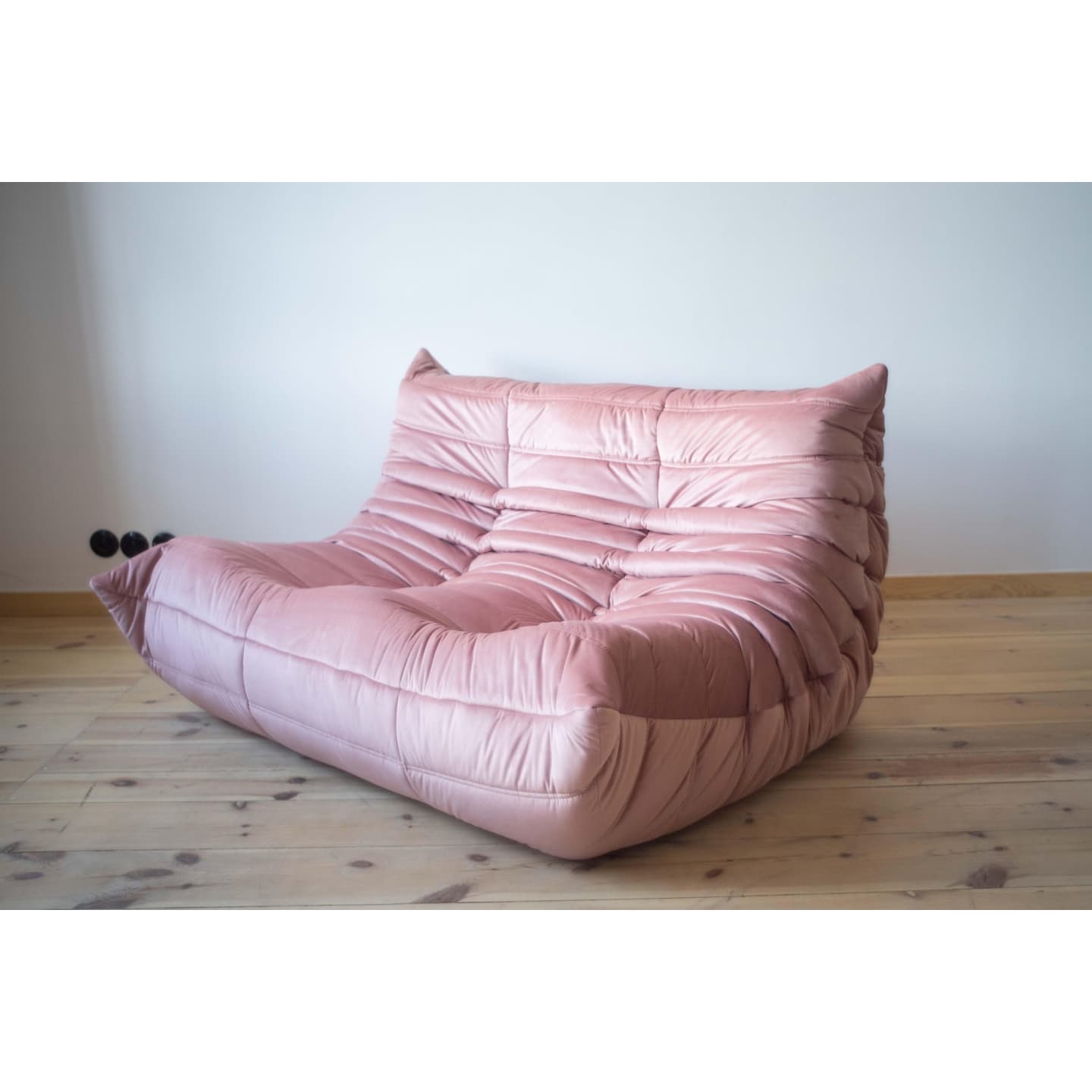 Pre-loved Togo Soffas available in store med fri frakt till hela Sverige.
We can arrange abroad shipping if requested by buyer.
Send us a message for more pictures, and information.
#togosofa #designfurniture