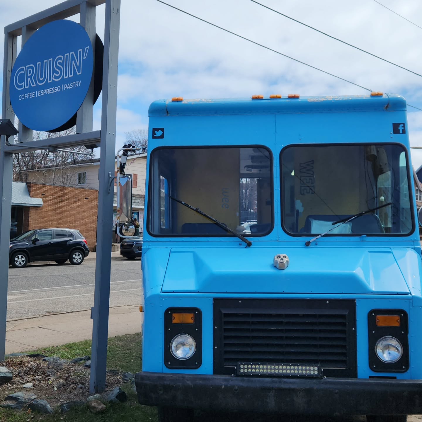 Come get your graduation taco at @cruisinmqt today!